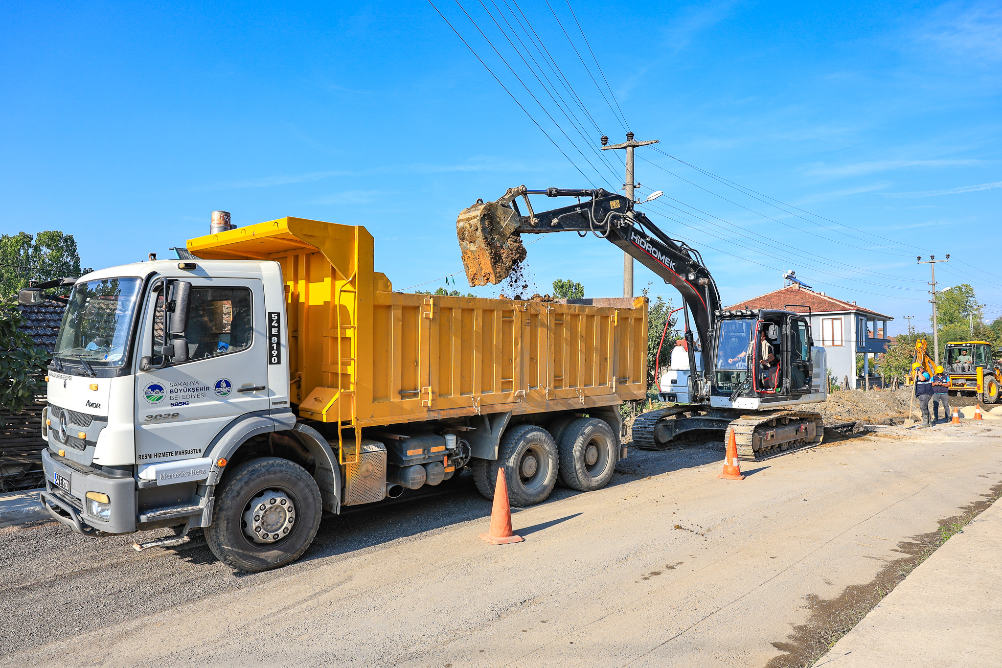 Akyazı’da devam eden 9 bin metrelik altyapı projesinde 6 ekip aynı anda çalışıyor