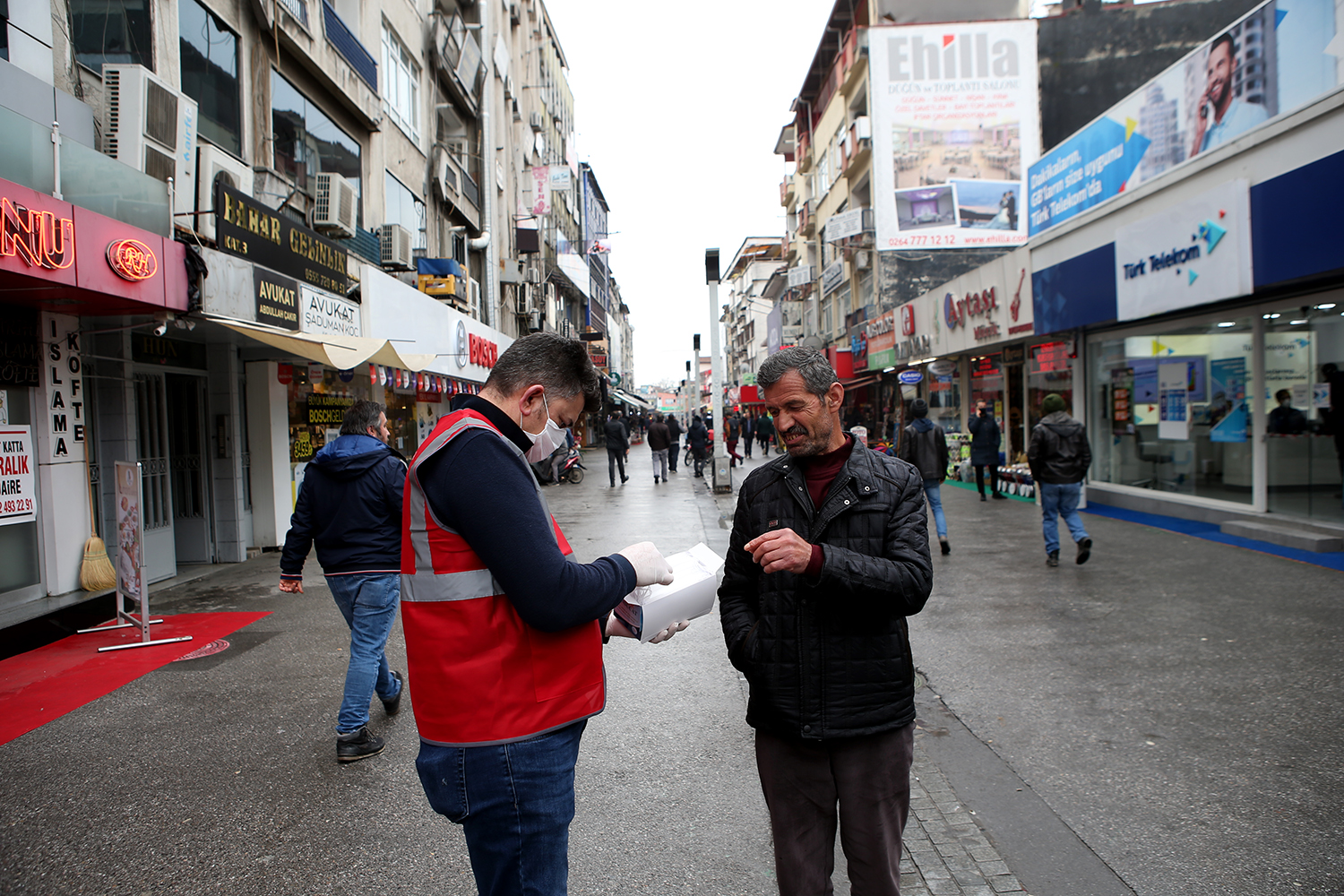 Büyükşehir 100 bin maskeyi ücretsiz dağıtıyor 