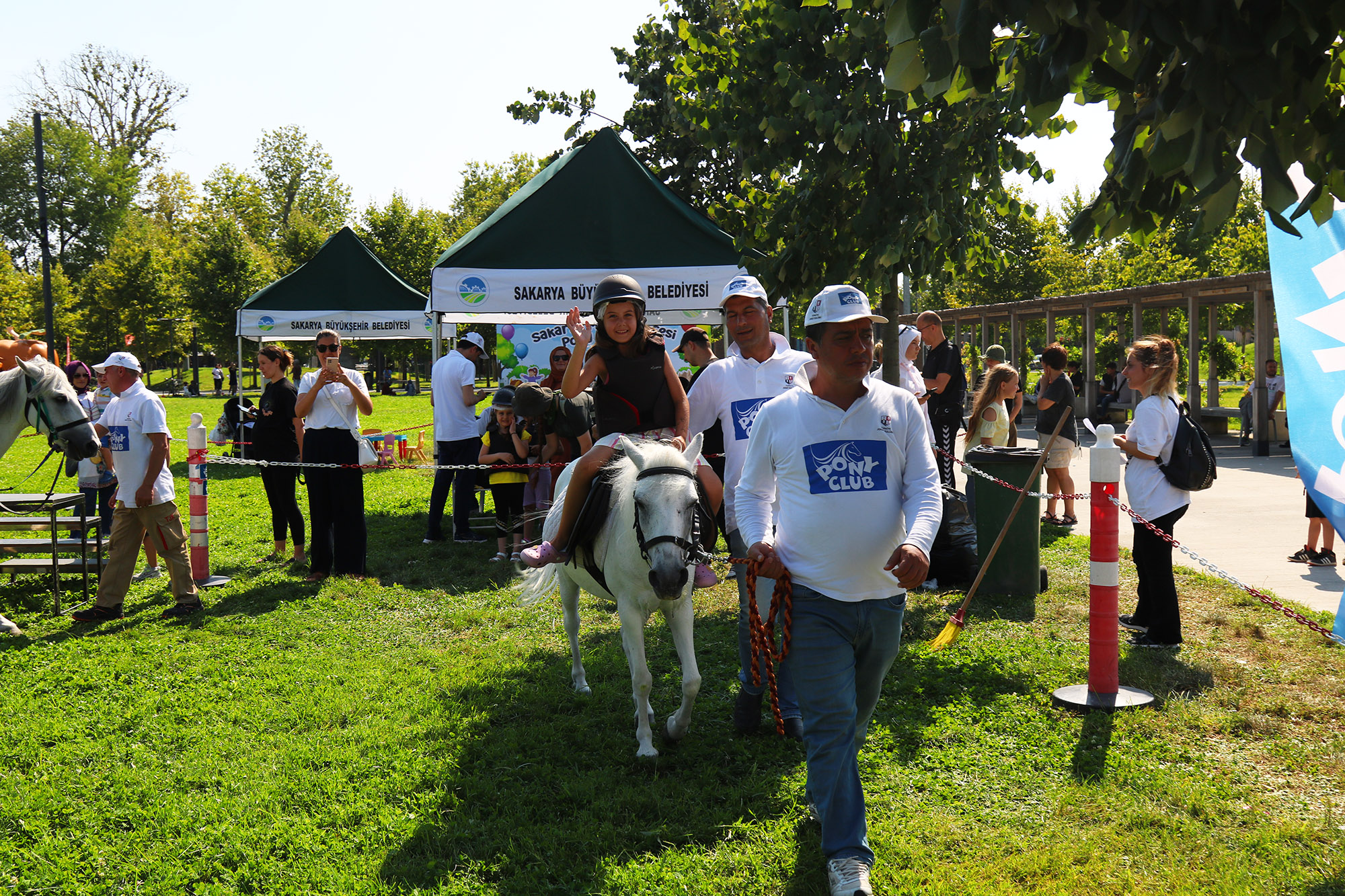 Çocuklar Millet Bahçesi’nde ‘pony’ atlarına bindi