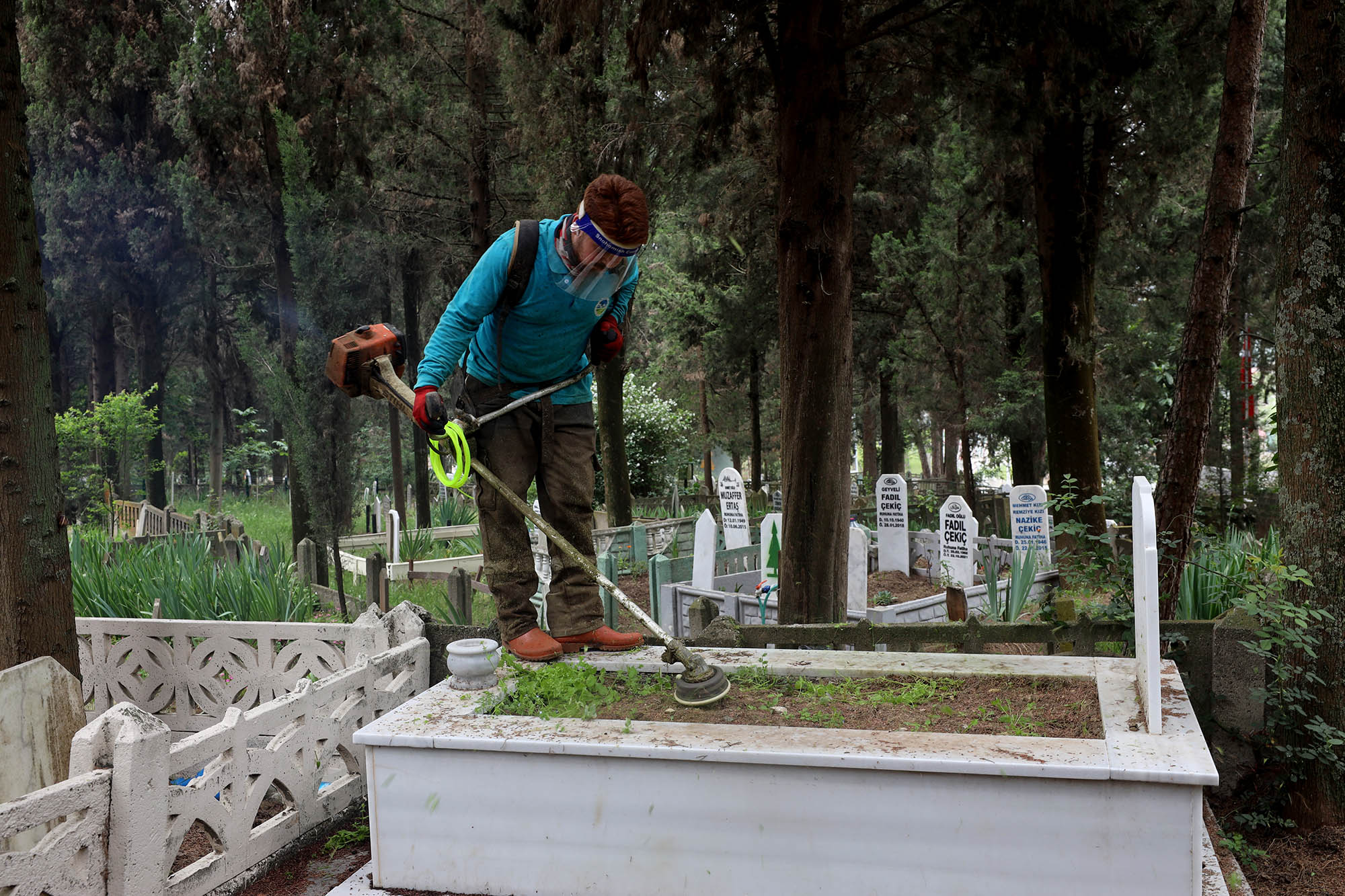 Büyükşehir’den mezarlıklarda bayram hazırlığı: 1500 mezarlıkta kapsamlı bakım yapıldı