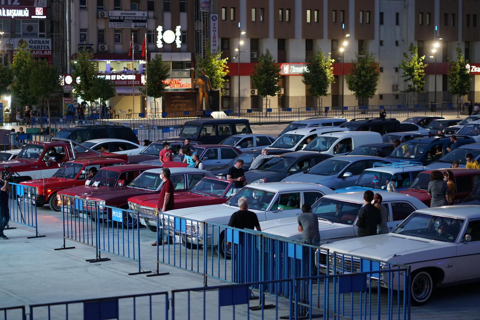 Arabalı sinema etkinliğine yoğun ilgi