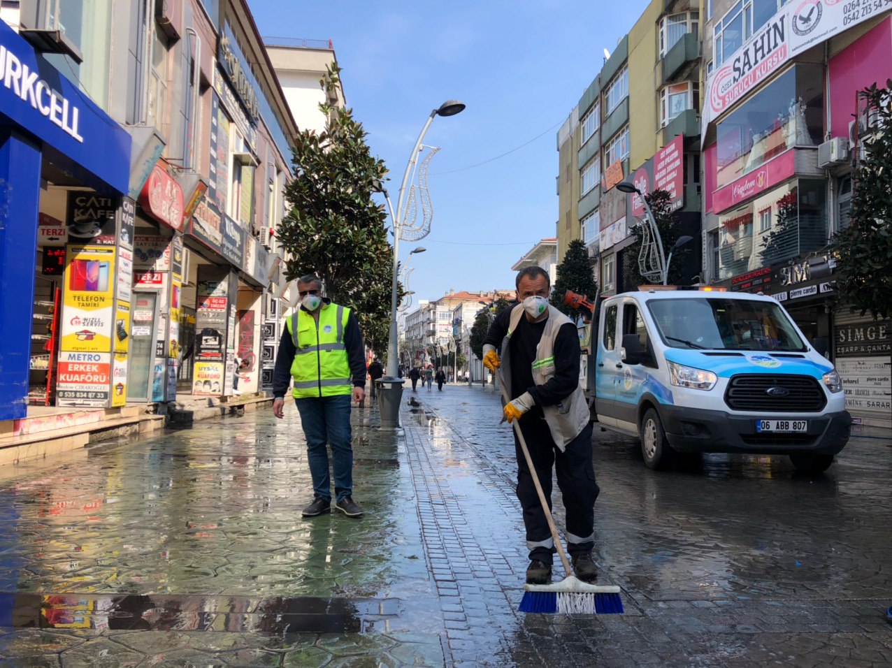 Meydan ve caddeler yıkanıyor