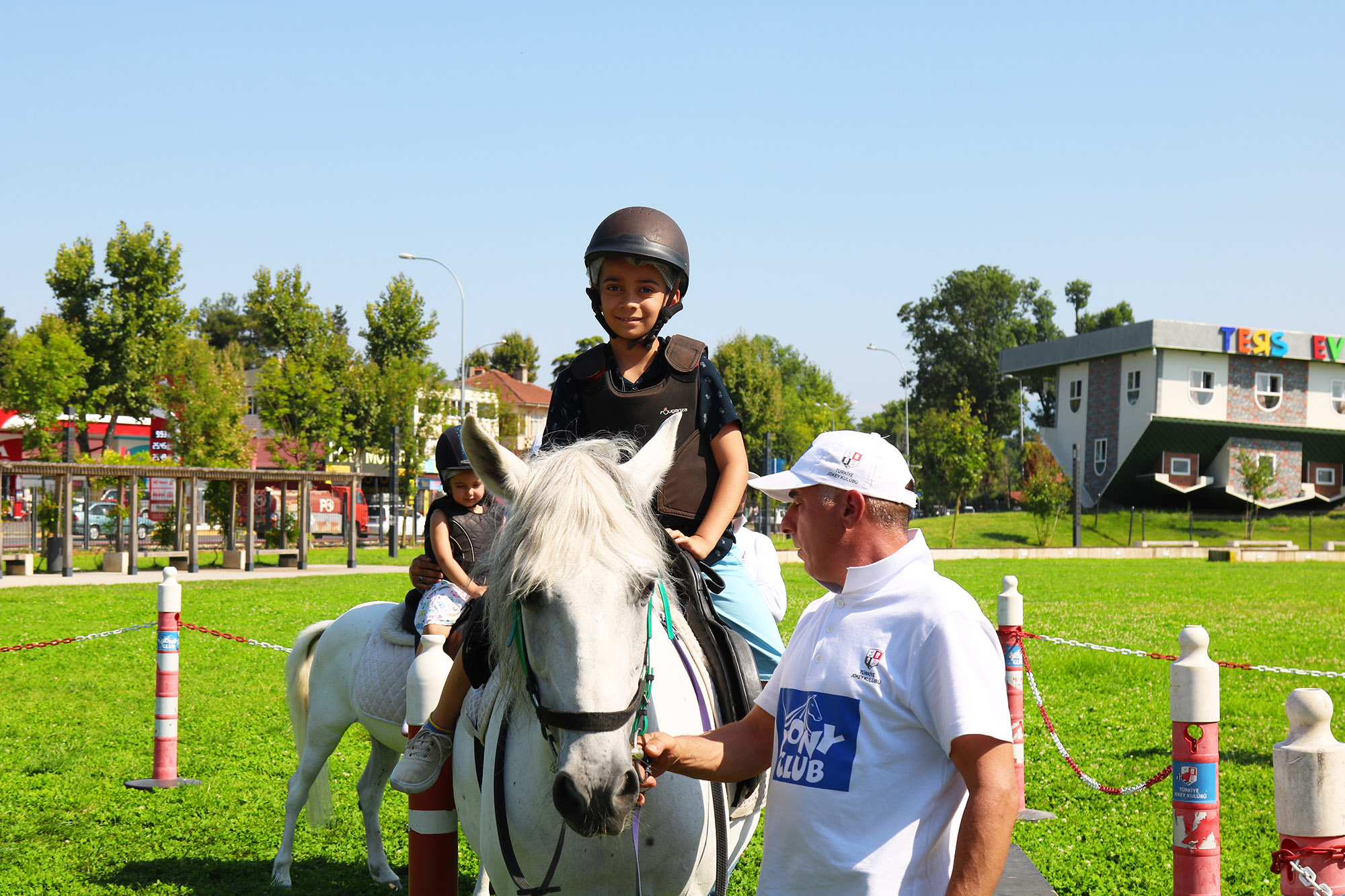 Çocuklar Millet Bahçesi’nde ‘pony’ atlarına bindi
