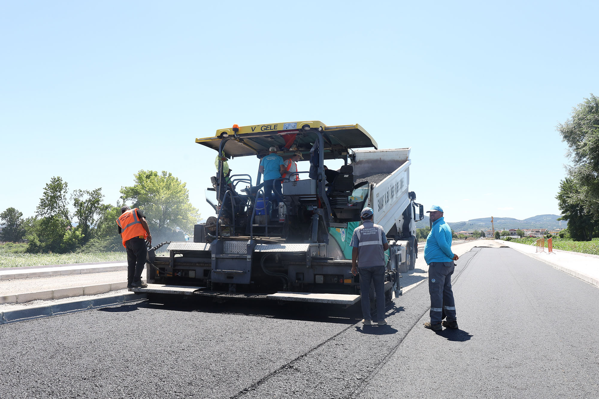 Büyükşehir Yazlık Kavşağı’nın trafik yükünü alacak duble yolda asfalt çalışmasına başladı