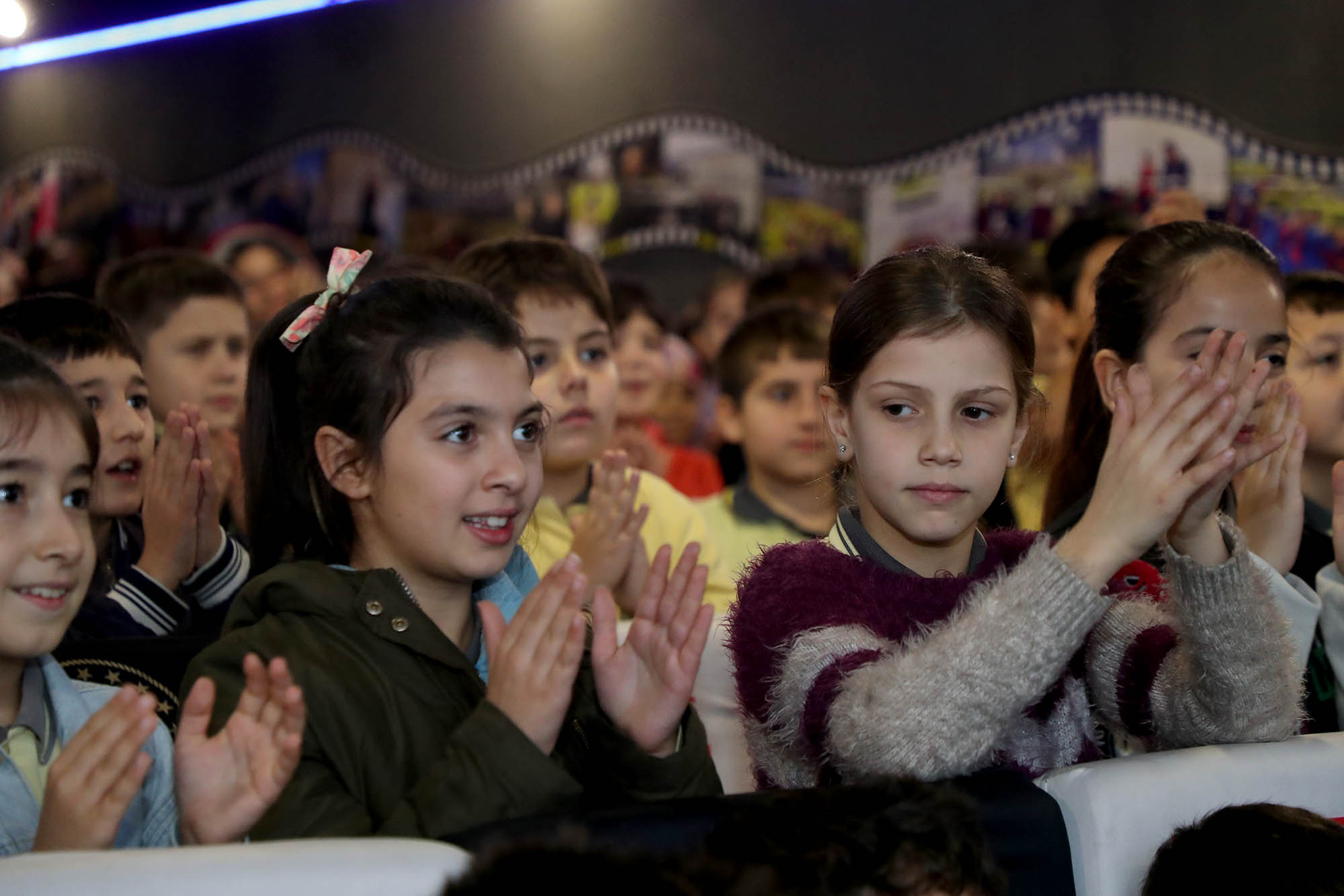 Tır geziyor, minikler sinemayla buluşuyor: Beyaz perde bu kez Paris İlkokulu’na taşındı