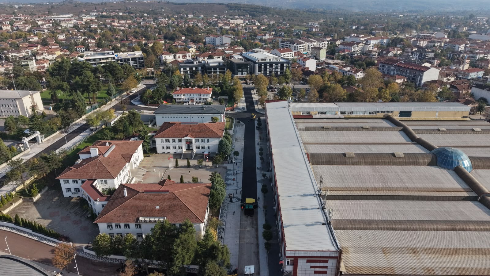 Hendek’in tam kalbindeki en önemli güzergahlar tablo gibi işleniyor