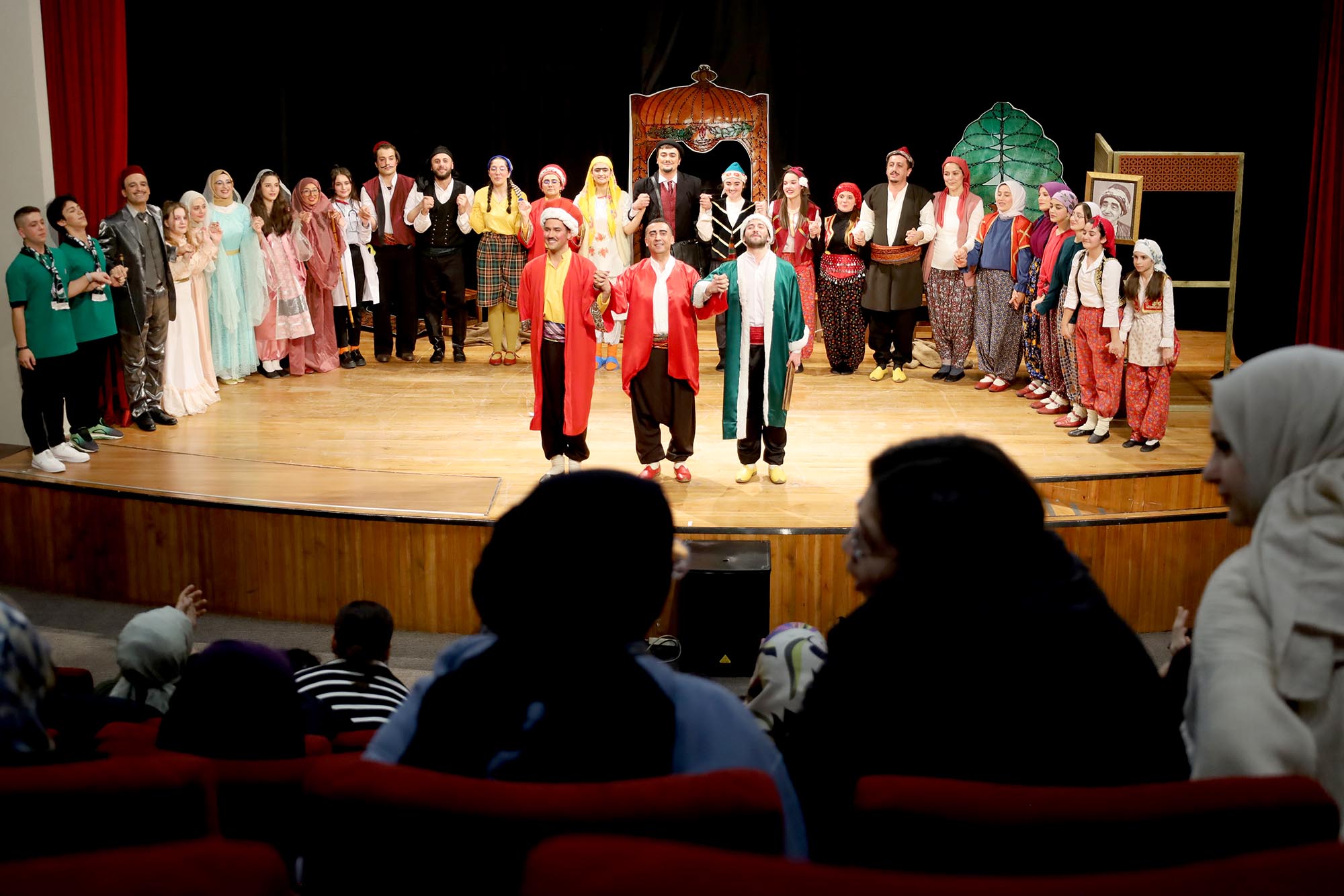 Genç tiyatrocuların sahnesi büyük beğeni topladı