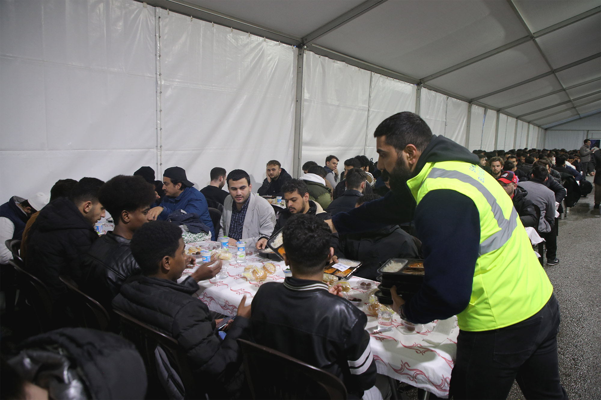 Büyükşehir’in iftar geleneği: Farklı diller ve kültürler Ramazan’da aynı duada buluşuyor