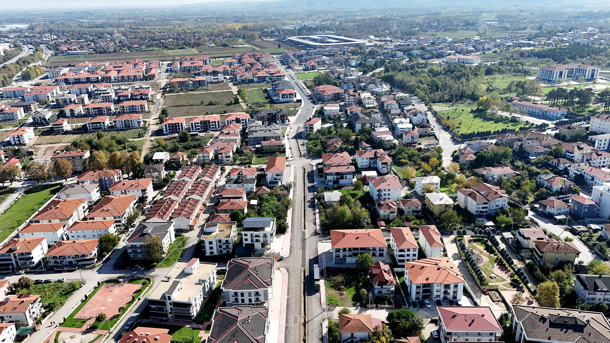 Yeni caddeler ve bağlantı yolları ile şehrimizin ulaşımına güç katıyoruz 