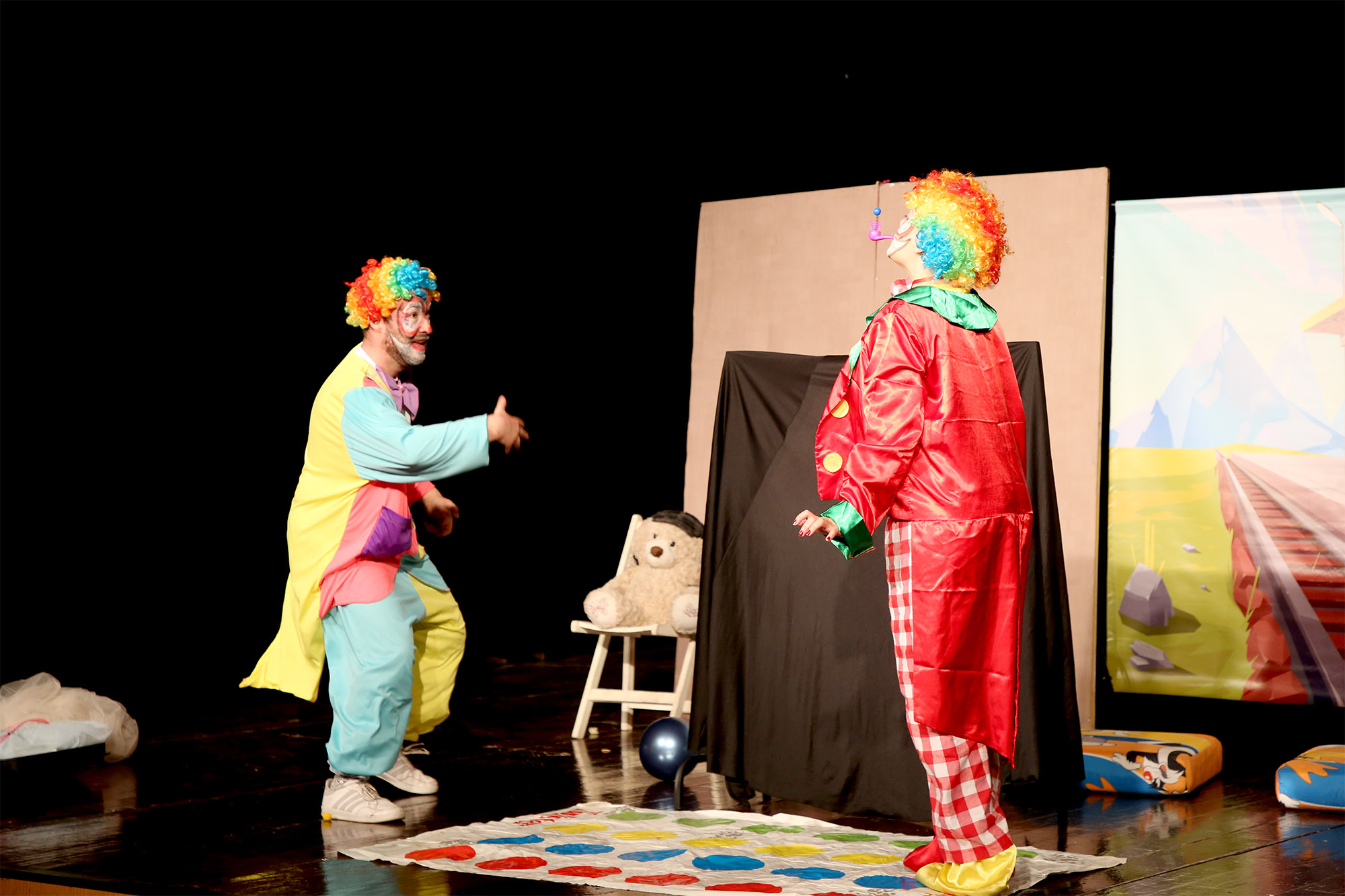 “İki Bavul Dolusu Hapşu ile Turşu” AKM’de kahkahayla geçti