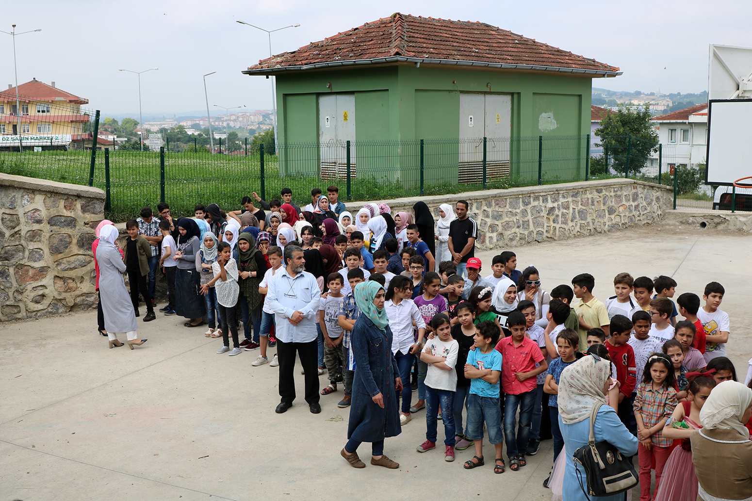 Sığınmacı minikler karne heyecanı yaşadı