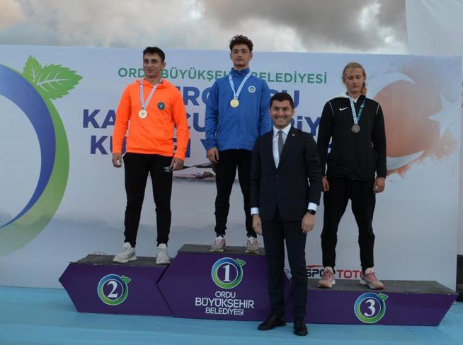 Büyükşehir kano sporcuları nefes kesti 