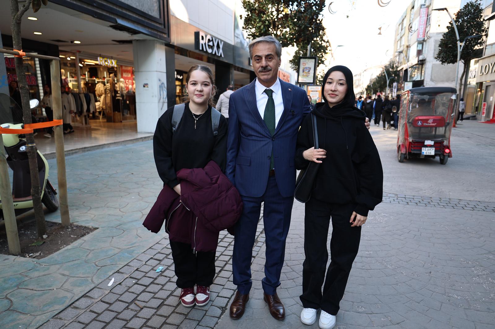 “Vatandaşlarla kucaklaştı, talepleri dinledi, Ramazan ayını tebrik etti”