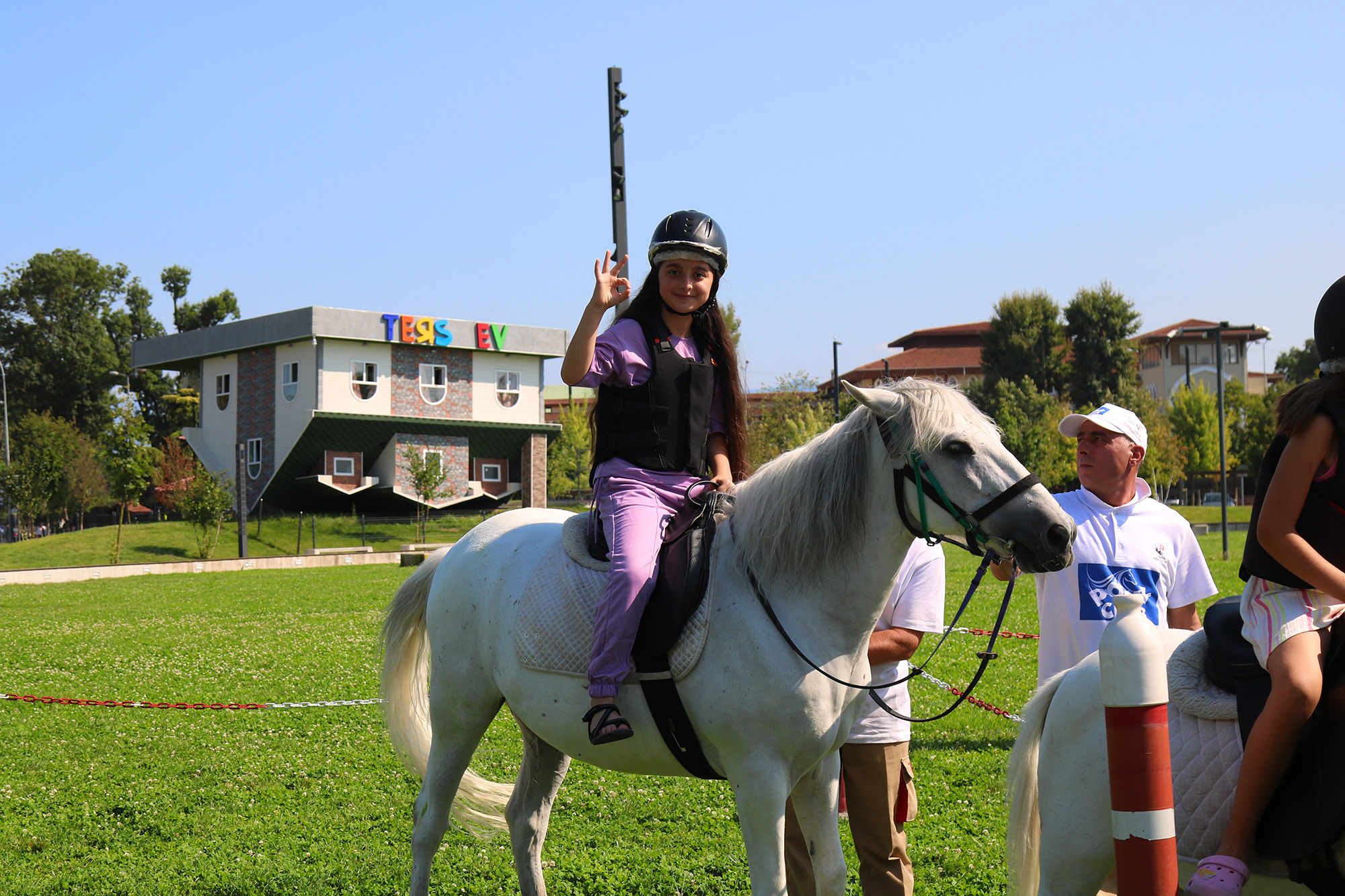 Çocuklar Millet Bahçesi’nde ‘pony’ atlarına bindi