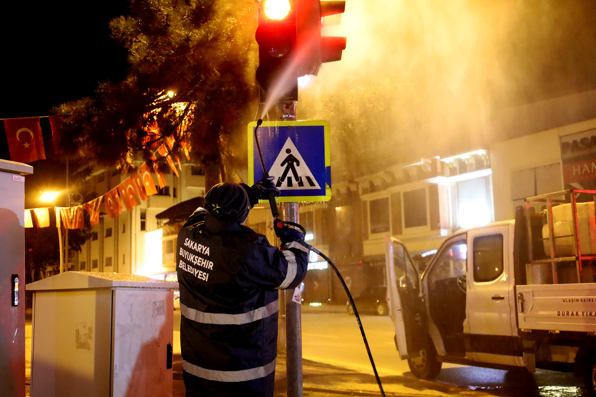 Büyükşehir’den trafik ışıklarında temizlik mesaisi