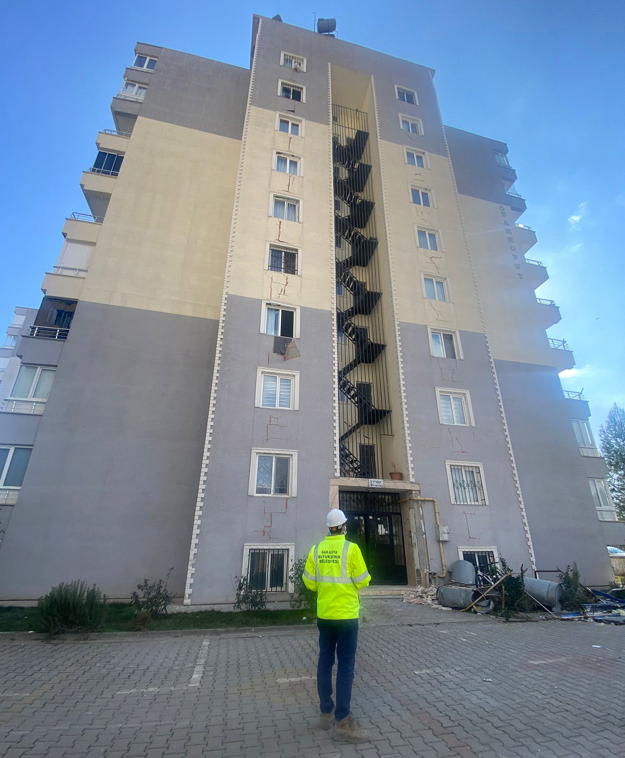 Büyükşehir’in mühendisleri hasar tespit çalışmaları için İskenderun’da