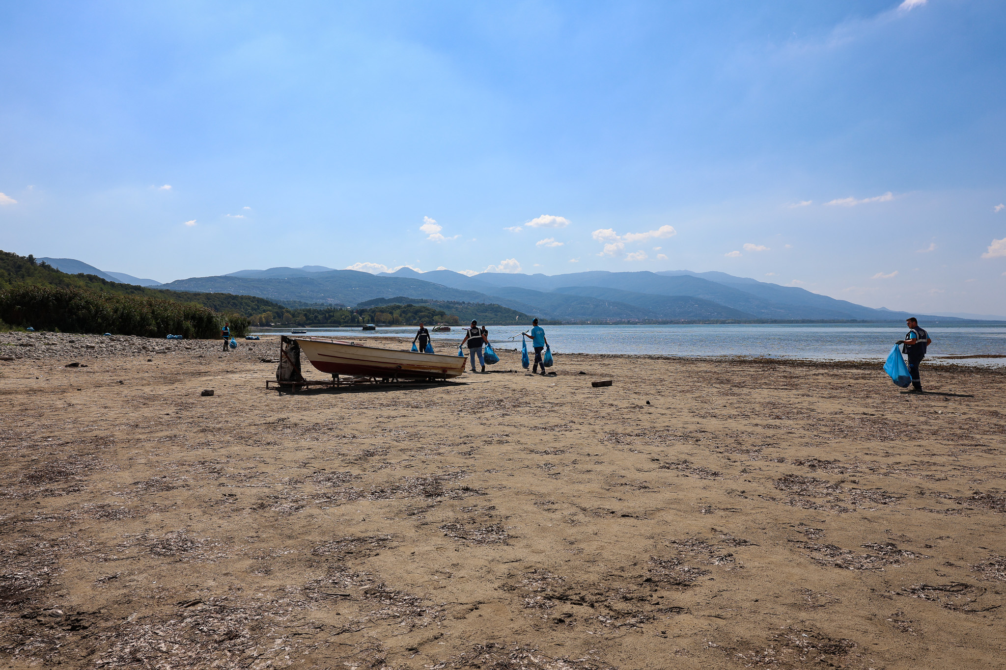 Sapanca Gölü çevresinden 2 ton çöp toplandı
