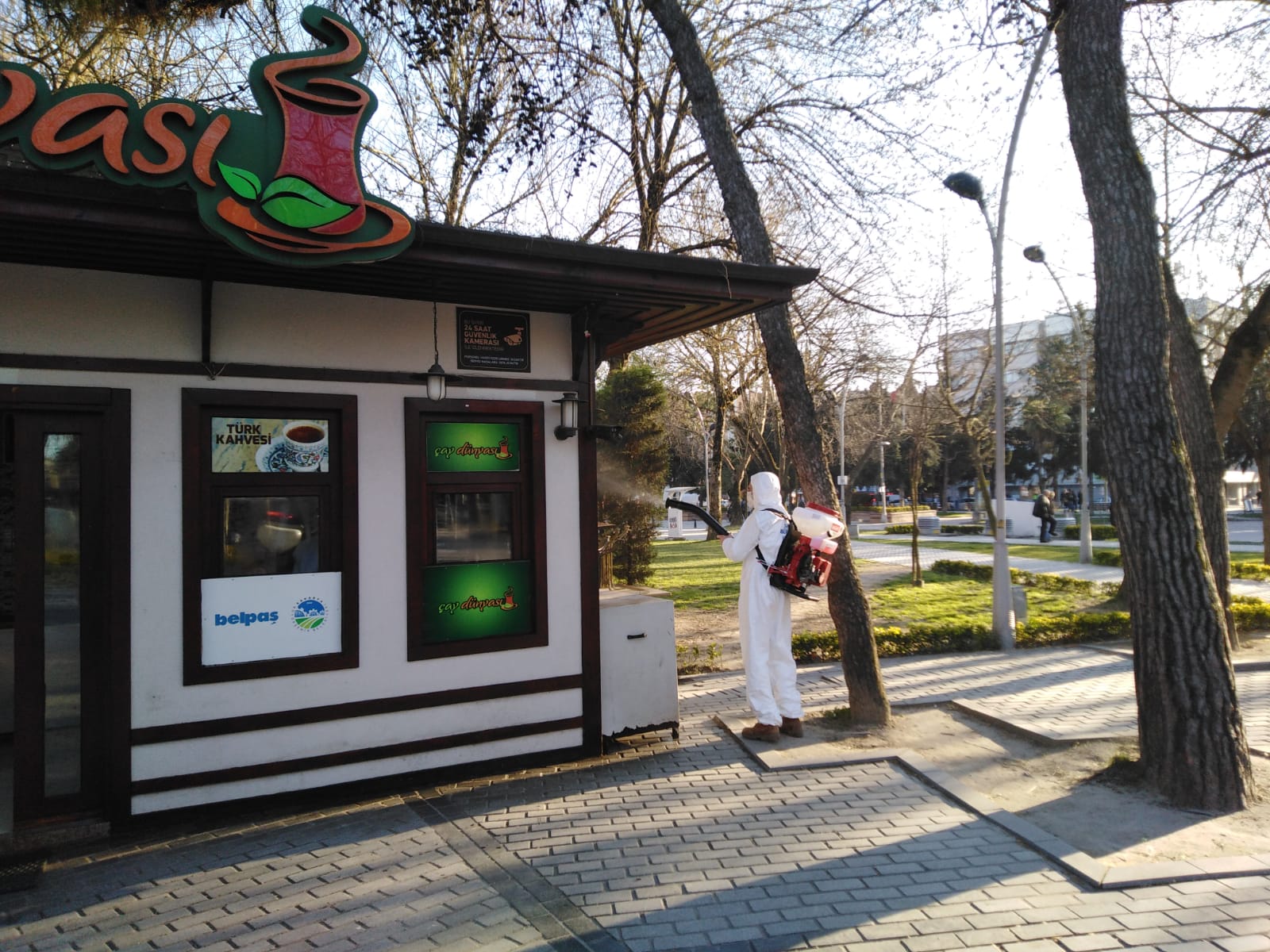 Dezenfekte ekipleri yoğun şekilde çalışıyor