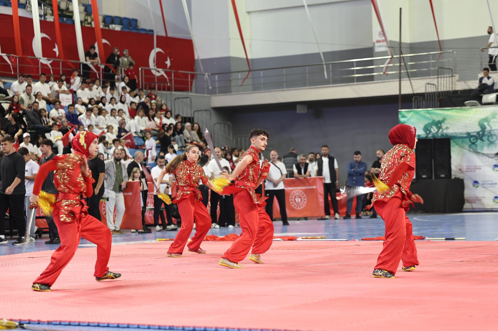 “Gençlerimizin yanında oluyor, onların sporla, sanatla ve eğitimle iç içe büyümesi için gereken desteği sunuyoruz”