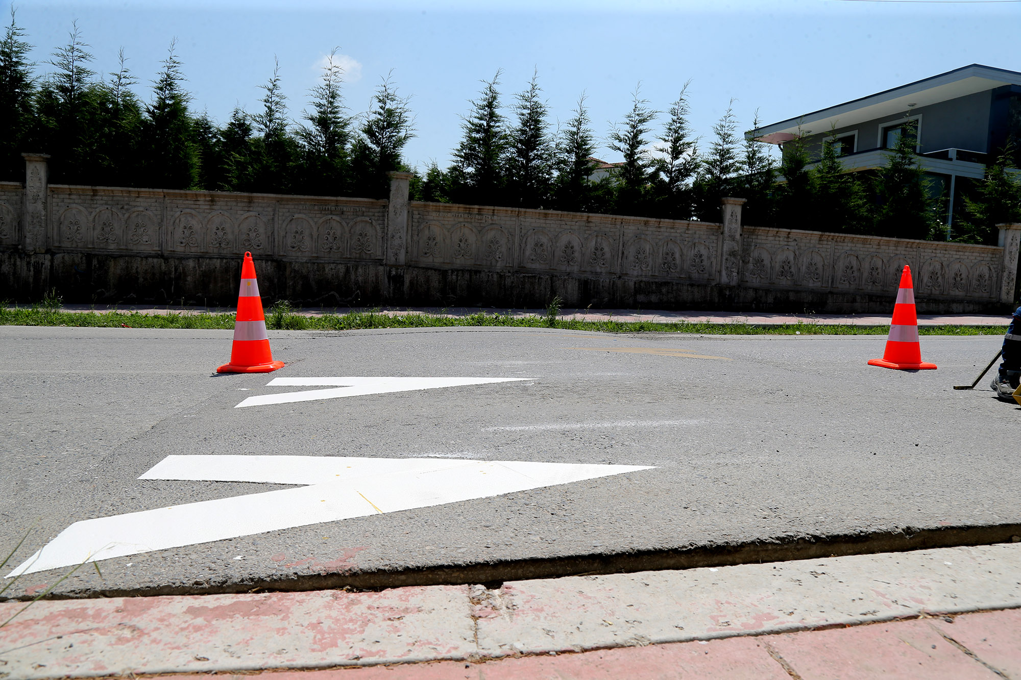 Büyükşehir yaya geçitleri ve bordürleri yeniliyor