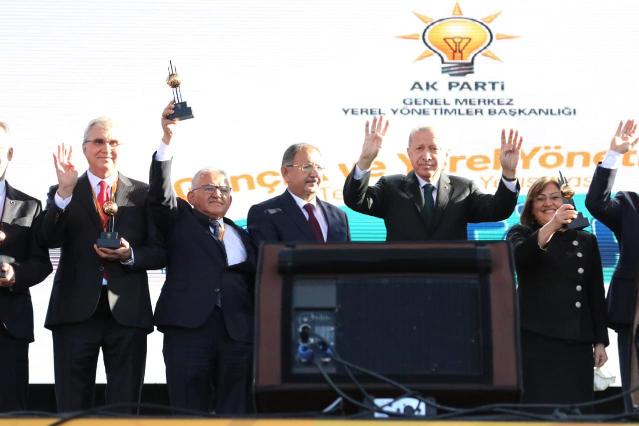 Cumhurbaşkanı Erdoğan, Sakarya’nın gençlik ödülünü Yüce’ye takdim etti