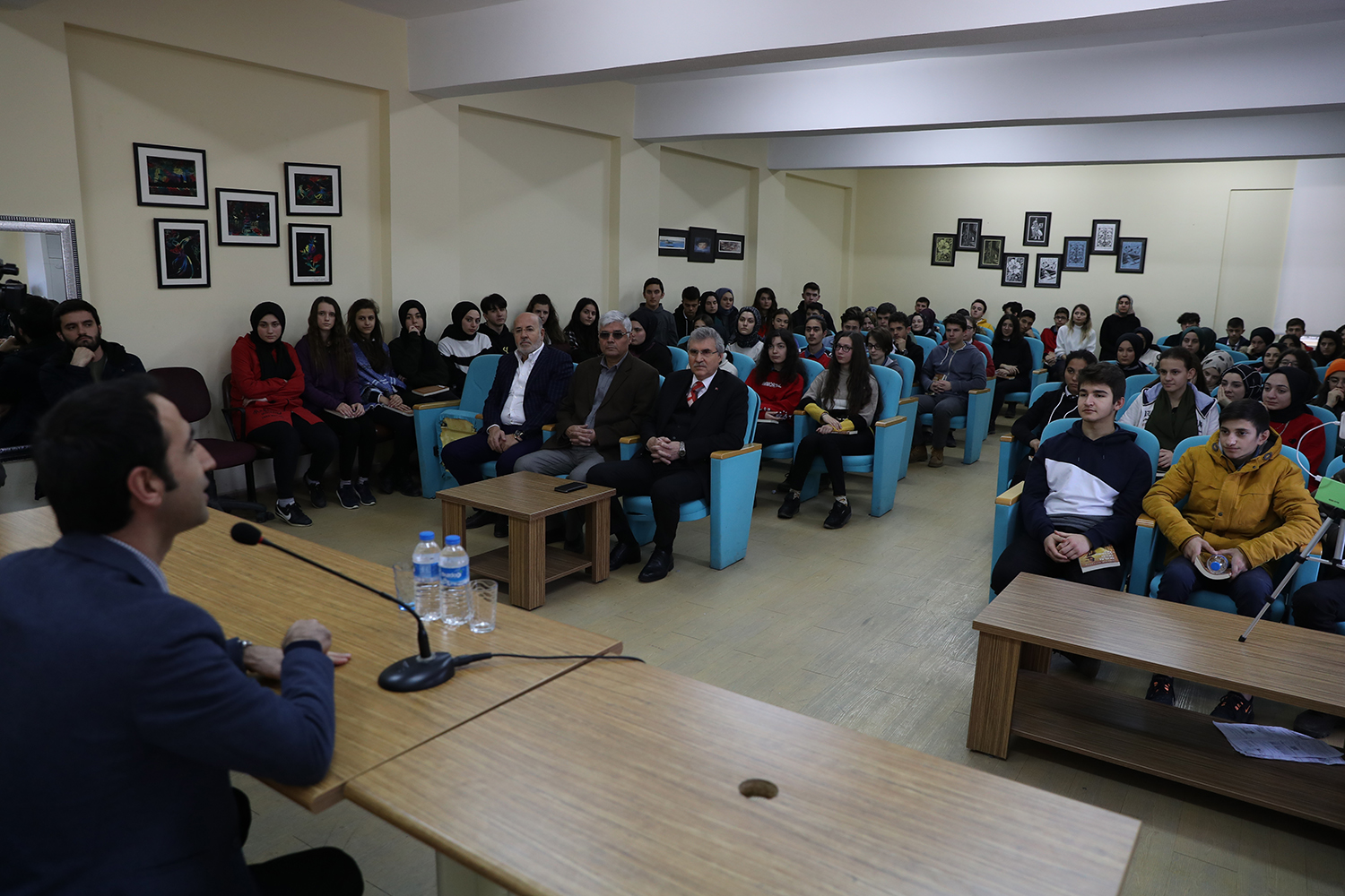 “Mehmet Akif şuuruyla yetişen nesiller geleceğe ışık saçacak”