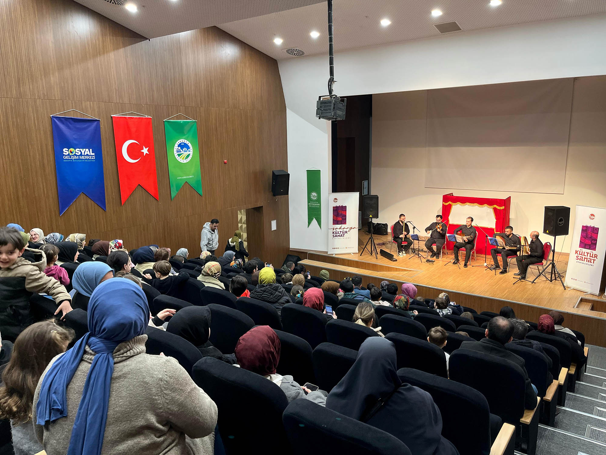 Akyazı’da gölge oyunu ve konserle keyif dolu bir Ramazan akşamı