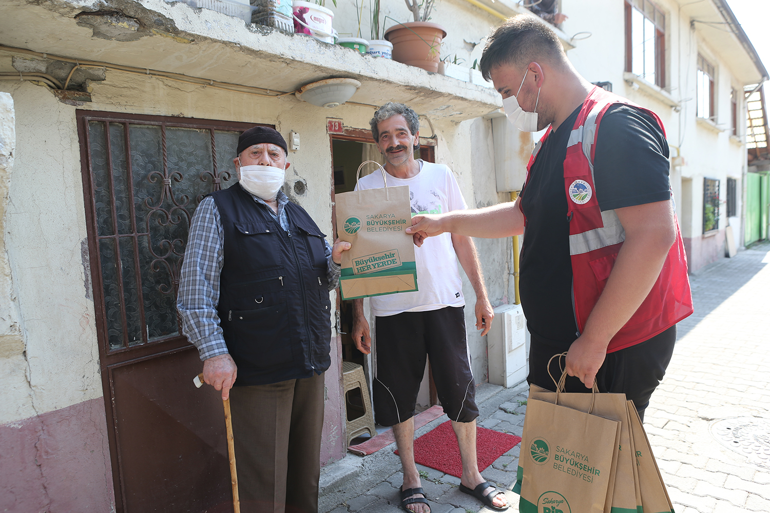 Büyükşehir’in ‘Her Eve Maske’ dağıtımı sürüyor