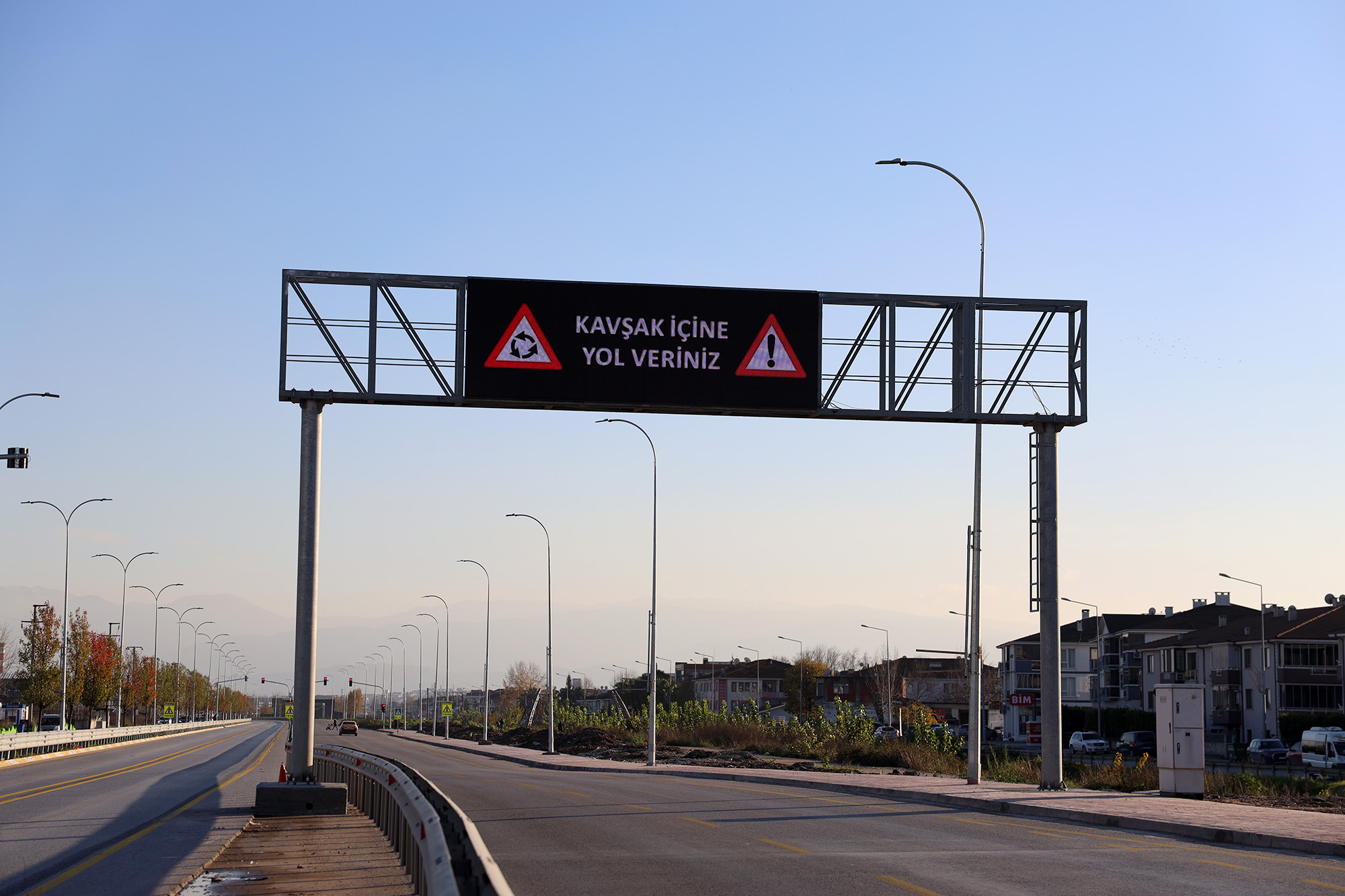 Sürücülere rehber olan dev ekran Karaman Yolu’nda farklı noktaya alındı