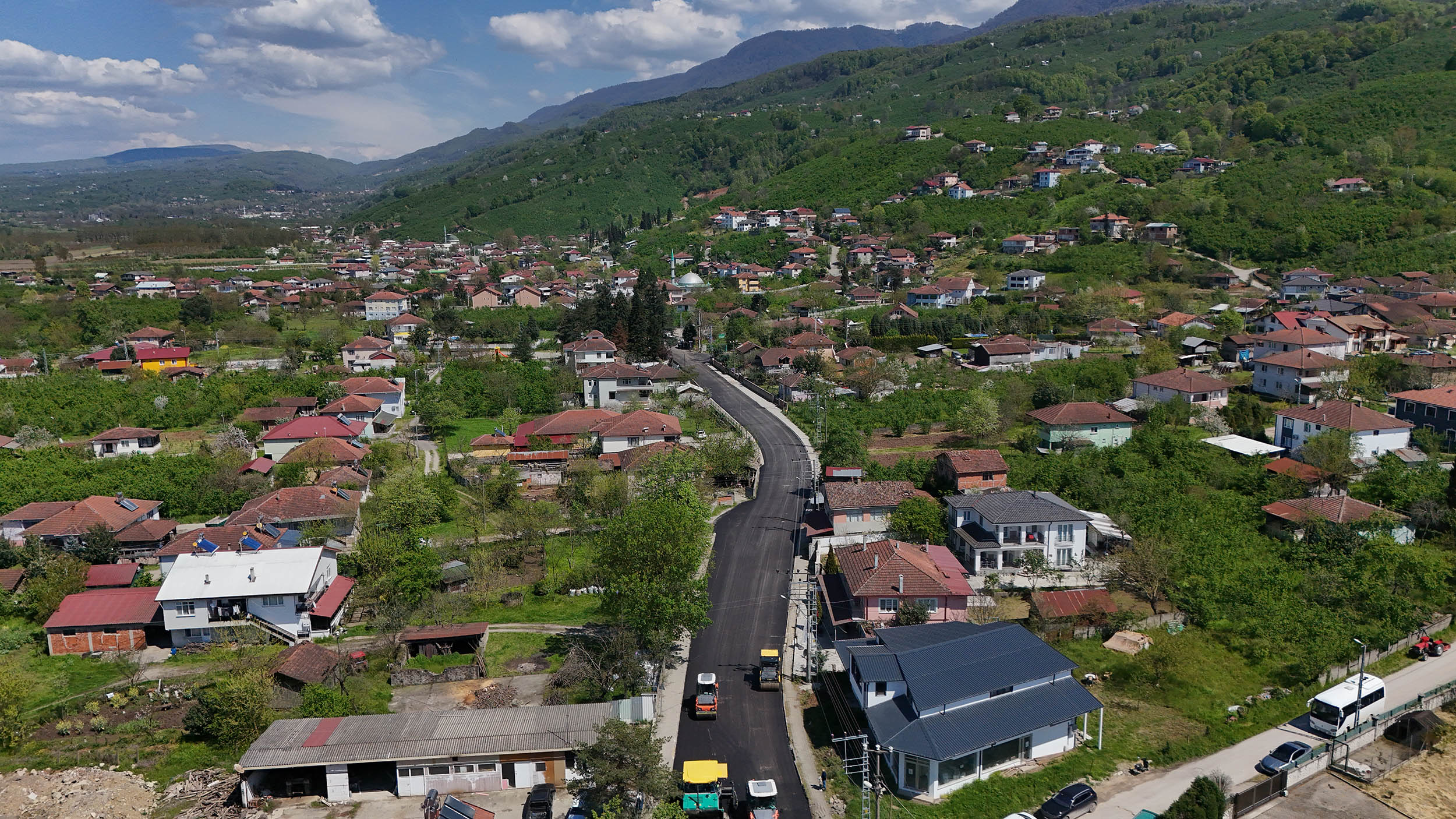 Büyükşehir asfalt sezonunu Akyazı’da açtı: 3 mahalleyi kapsayan 8 kilometrelik yol sıcak asfaltta buluşuyor