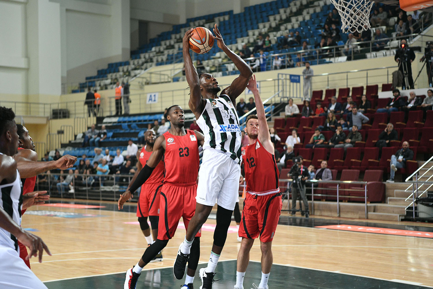 Büyükşehir Anadolu Efes’e konuk oluyor