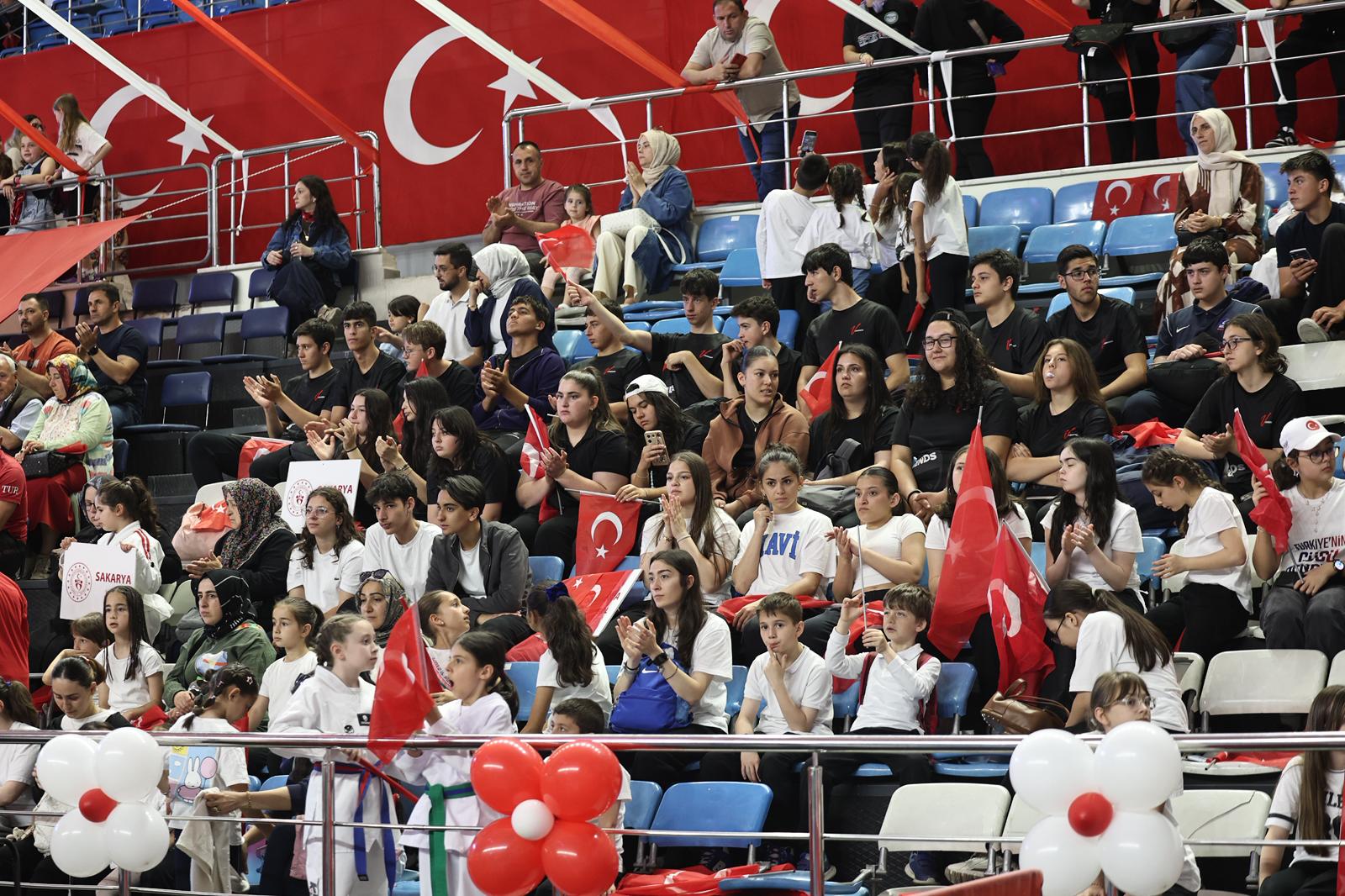 “Gençlerimizin yanında oluyor, onların sporla, sanatla ve eğitimle iç içe büyümesi için gereken desteği sunuyoruz”
