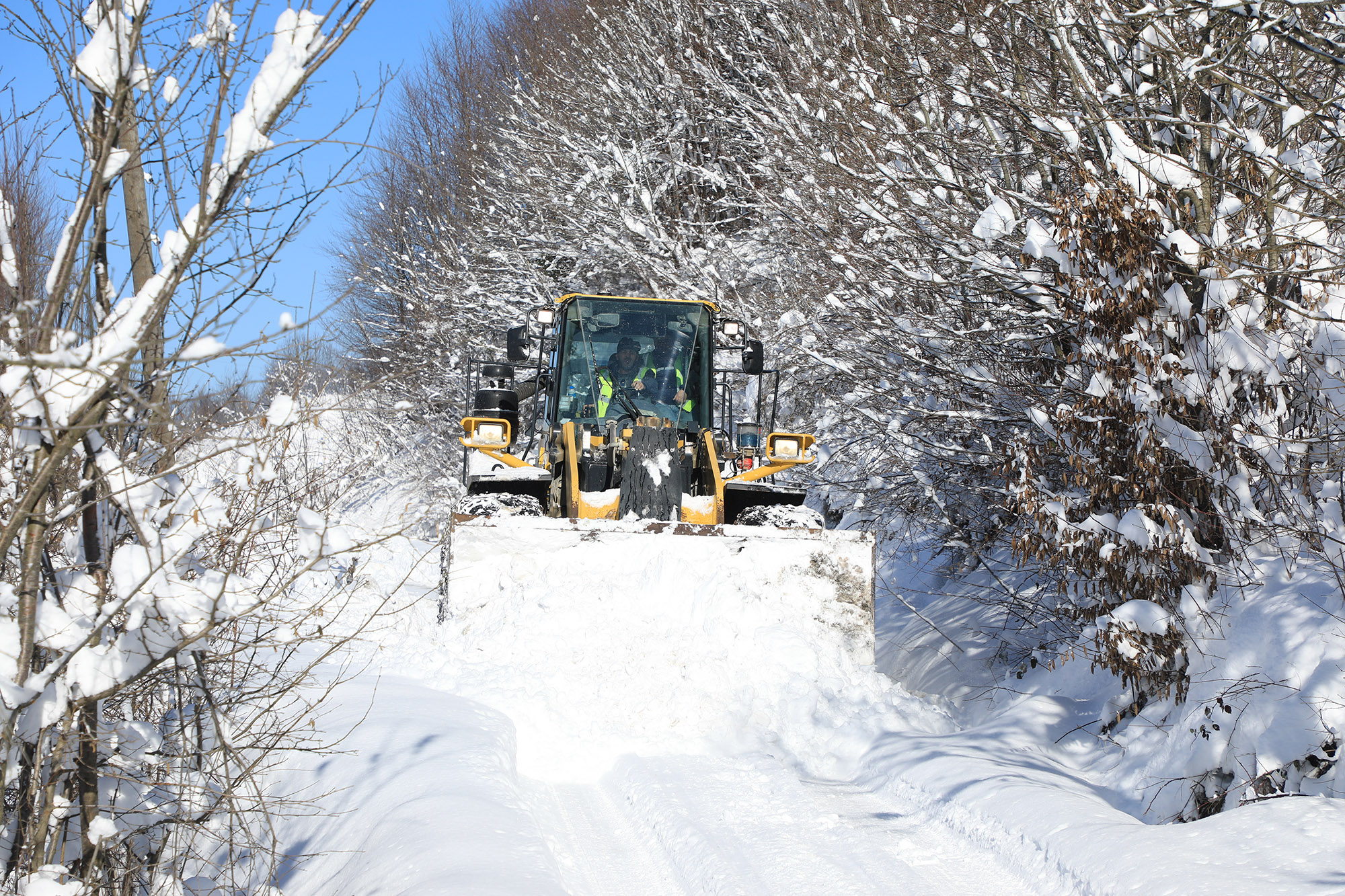 Büyükşehir kapanan 67 mahalle yolunu ulaşıma açtı