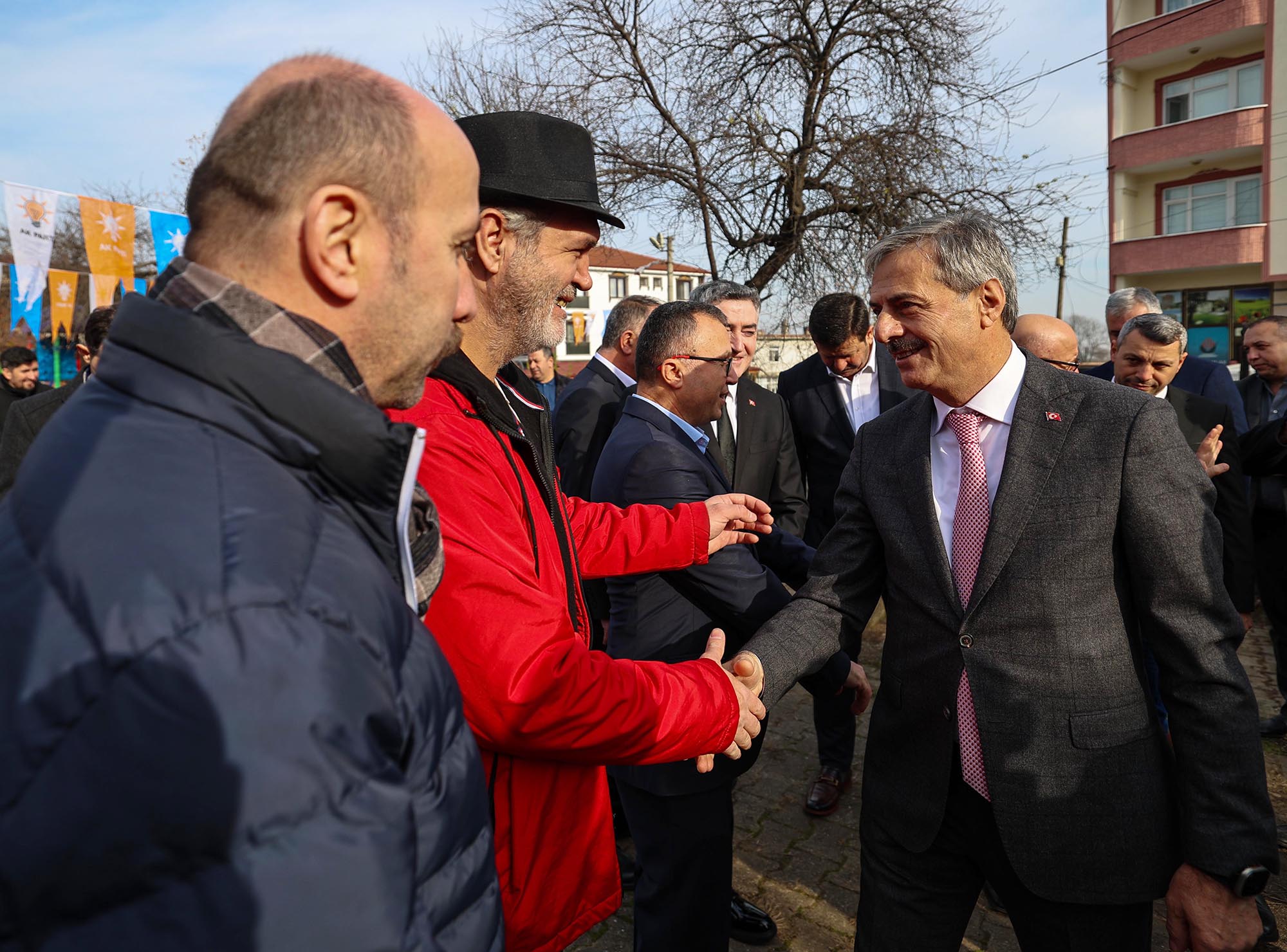 Yusuf Alemdar Karapürçek'te vatandaşla hasret giderdi: “Birlik, beraberlik ve kardeşlikle her mahalleye dokunacağız”