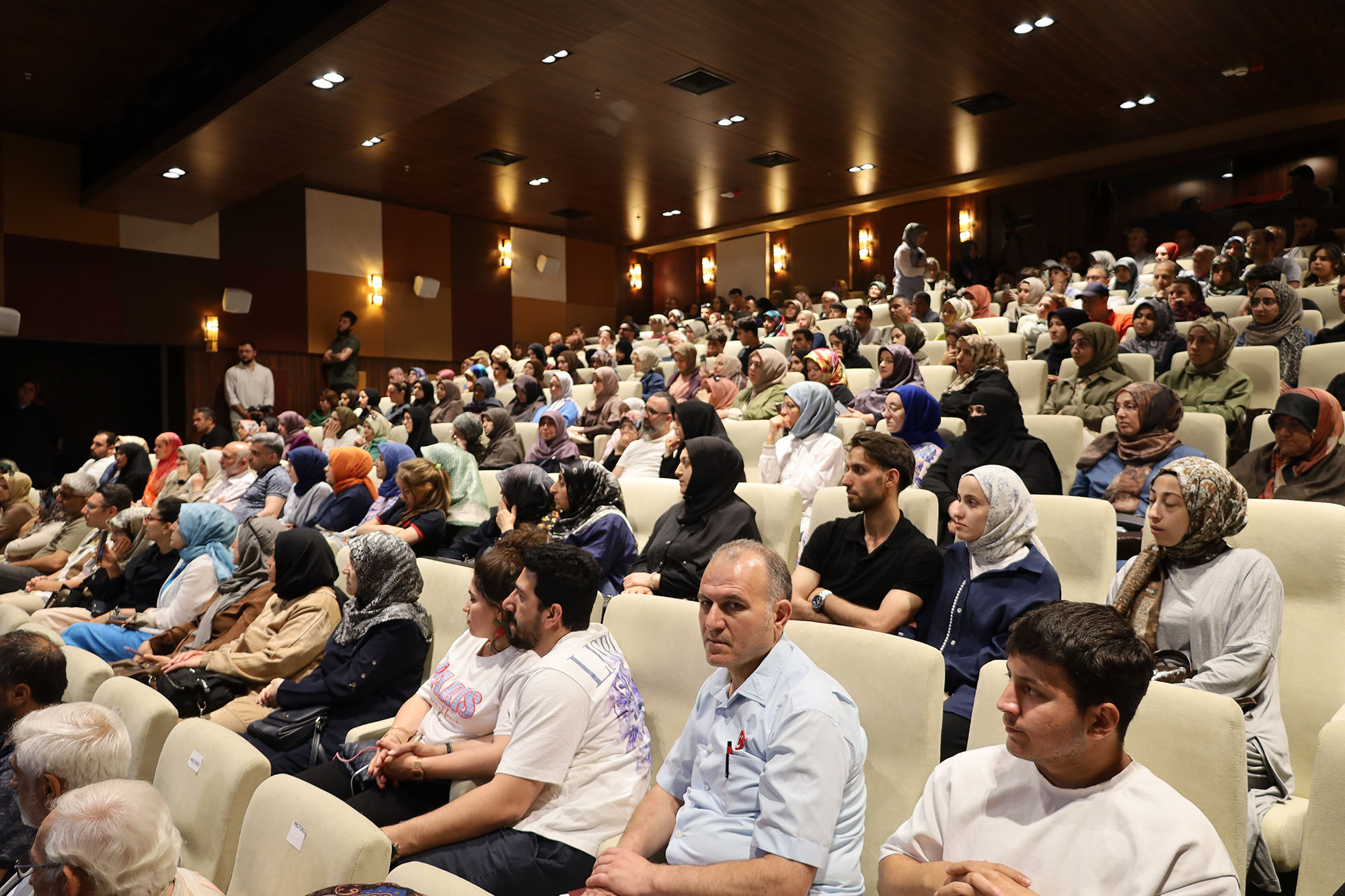 AKM’de dolu salonda konuşan Prof. Dr. Tarhan: “Empati ve anlayış büyük önem taşıyor”