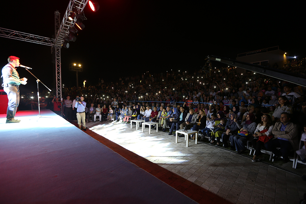 Ceceli Konserde İlahi Söyledi