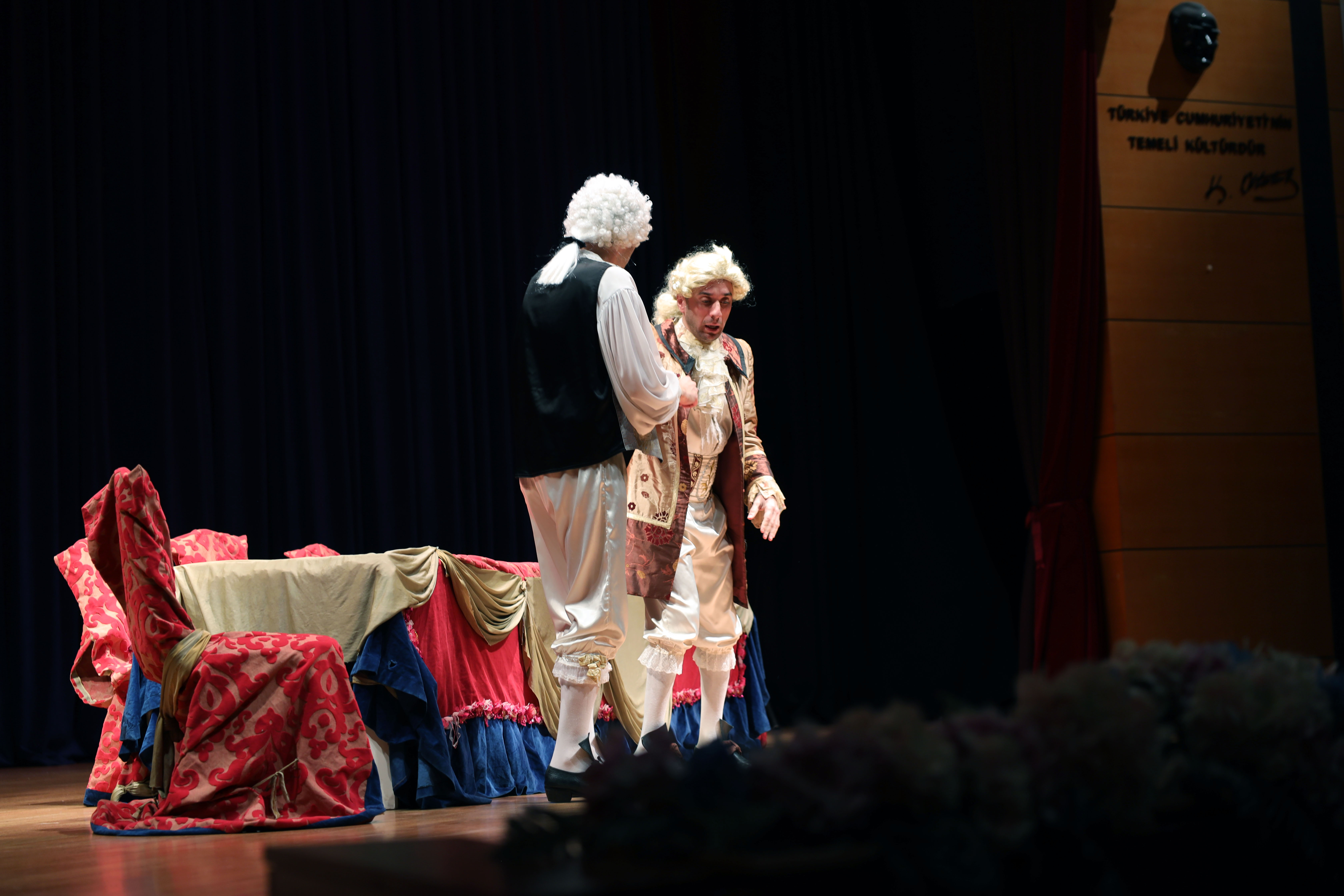 "Kibarlık Budalası" Sakarya’da sahnelendi, salonu dolduran izleyicilerden tam not aldı