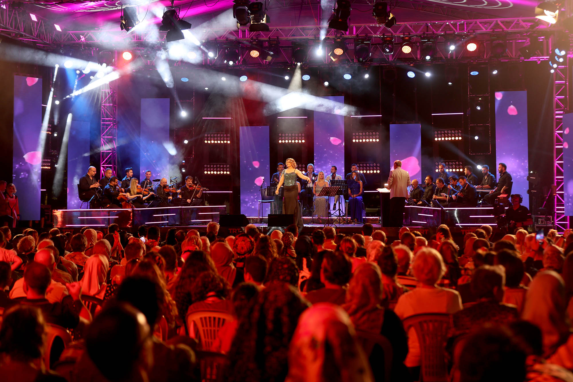 Yazın en büyük festivali şölen tadında başladı: Millet Bahçesi sahne ışıklarıyla aydınlandı