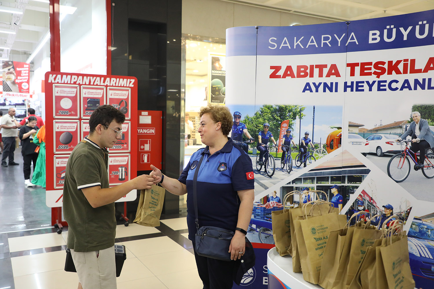 Zabıta teşkilatından esnaf ve vatandaşlara jest