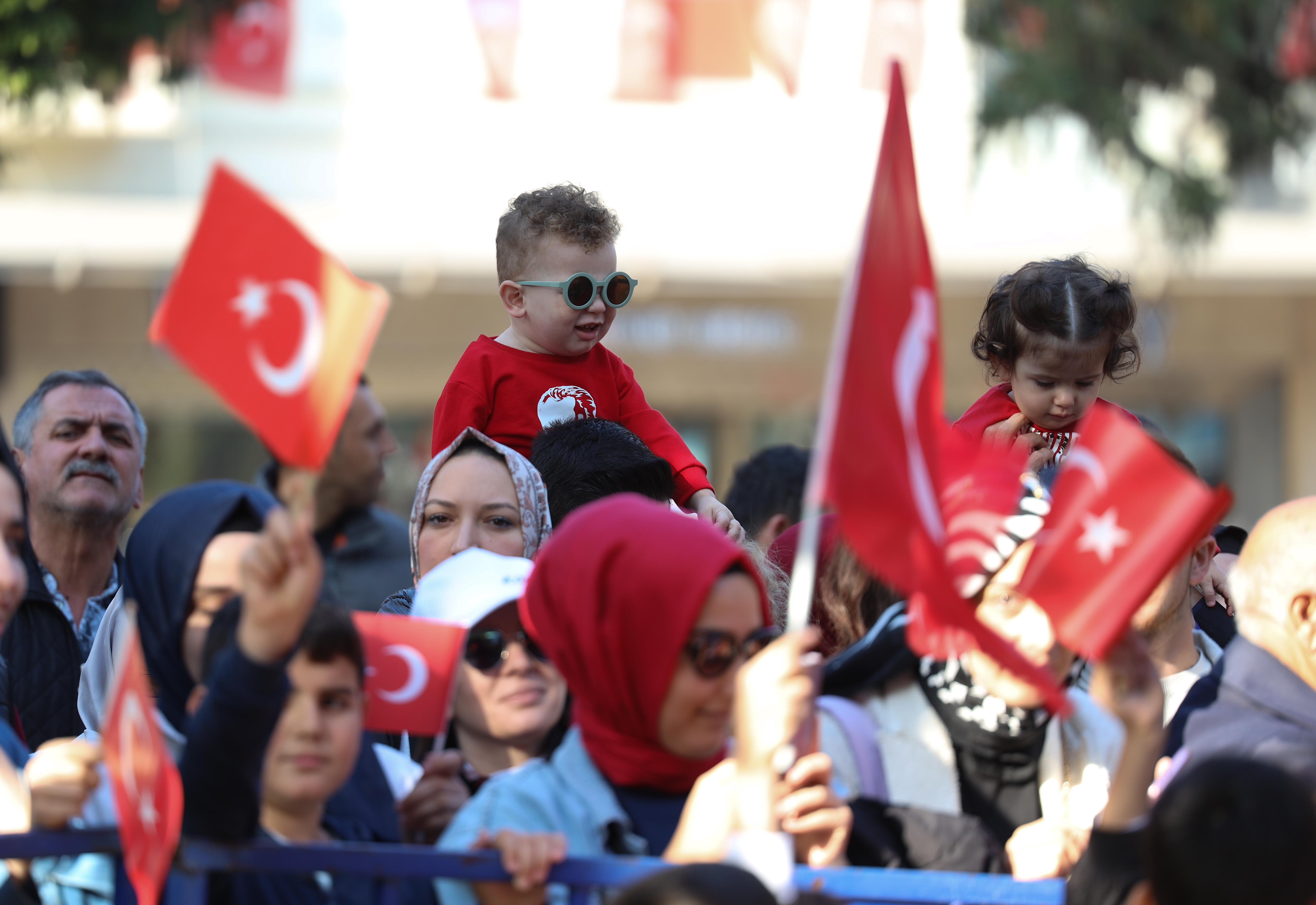 Yusuf Alemdar bulvara sığmayan bayram coşkusuna ortak oldu: “İlelebet nice yüzyıllara…”