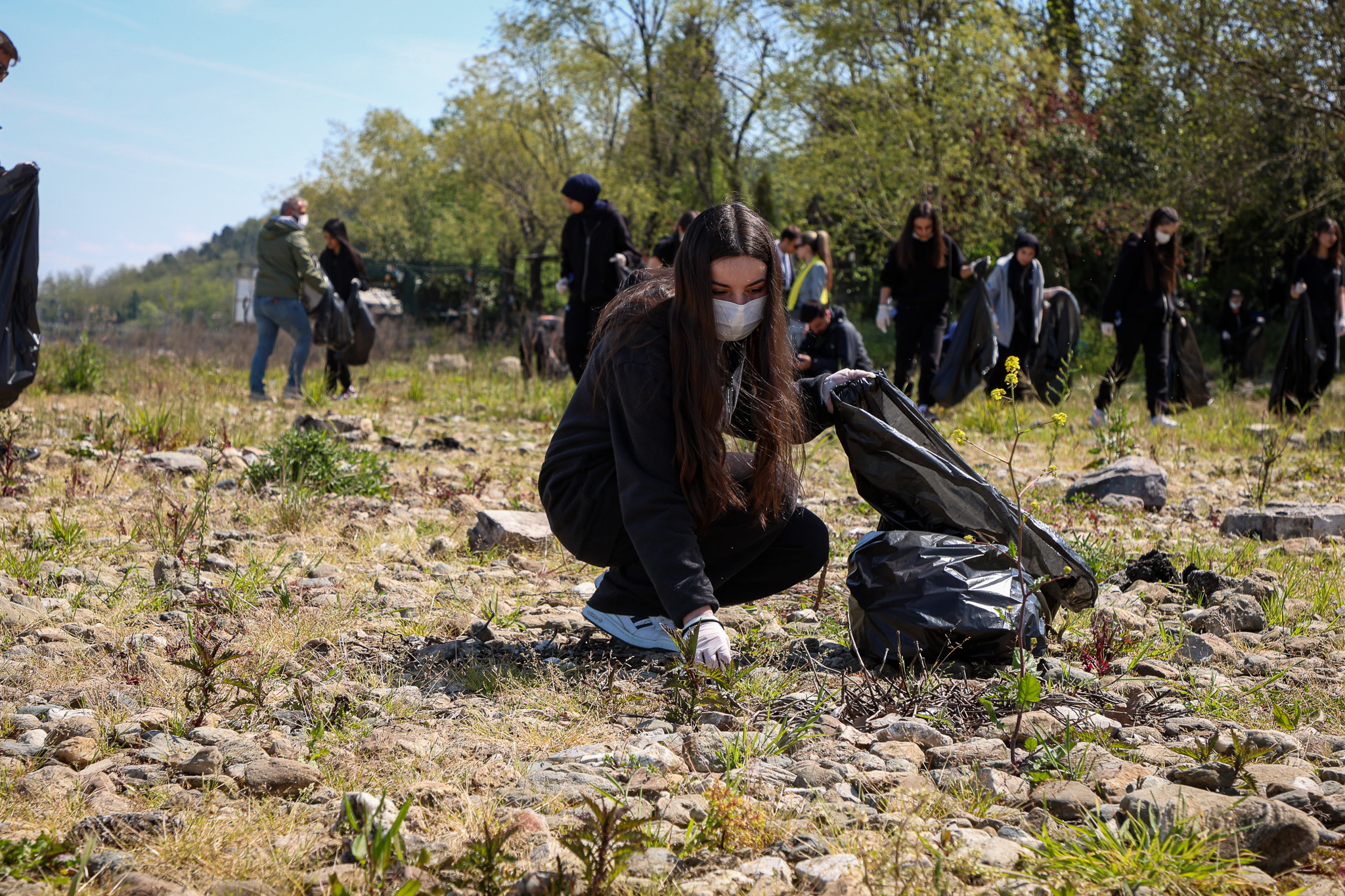 Göl havzasına bırakılan atıklar gönüllü öğrencilerin desteğiyle temizlendi