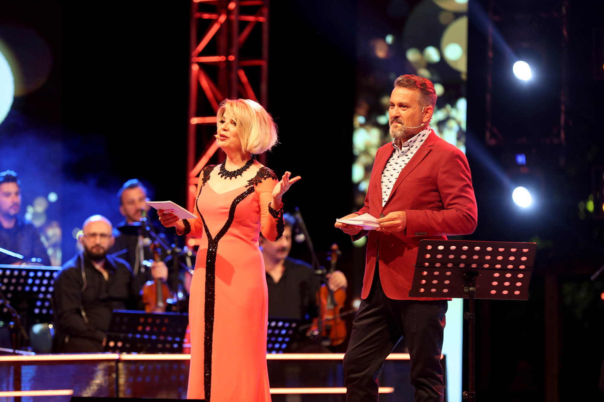 Yazın en büyük festivali şölen tadında başladı: Millet Bahçesi sahne ışıklarıyla aydınlandı