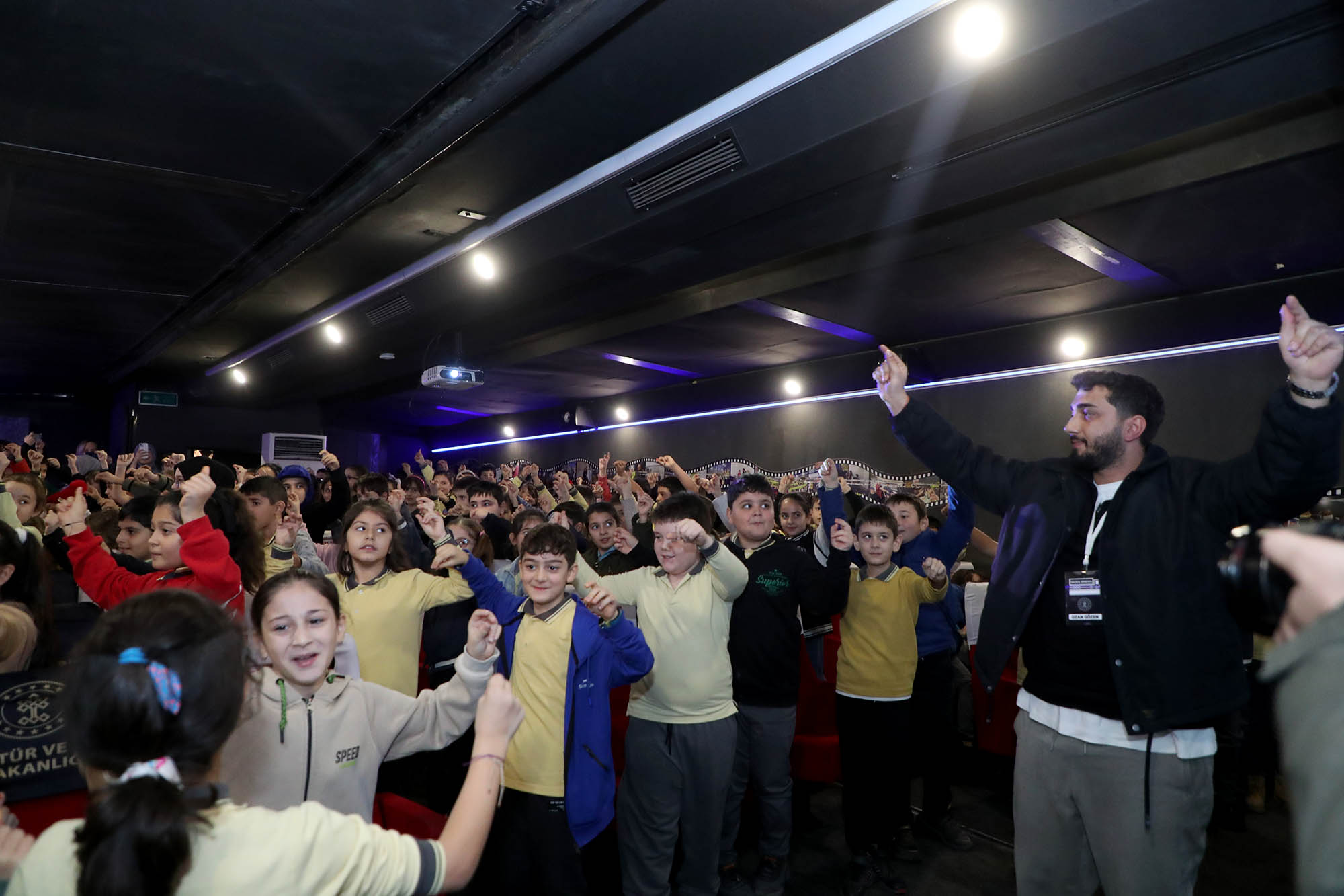 Tır geziyor, minikler sinemayla buluşuyor: Beyaz perde bu kez Paris İlkokulu’na taşındı