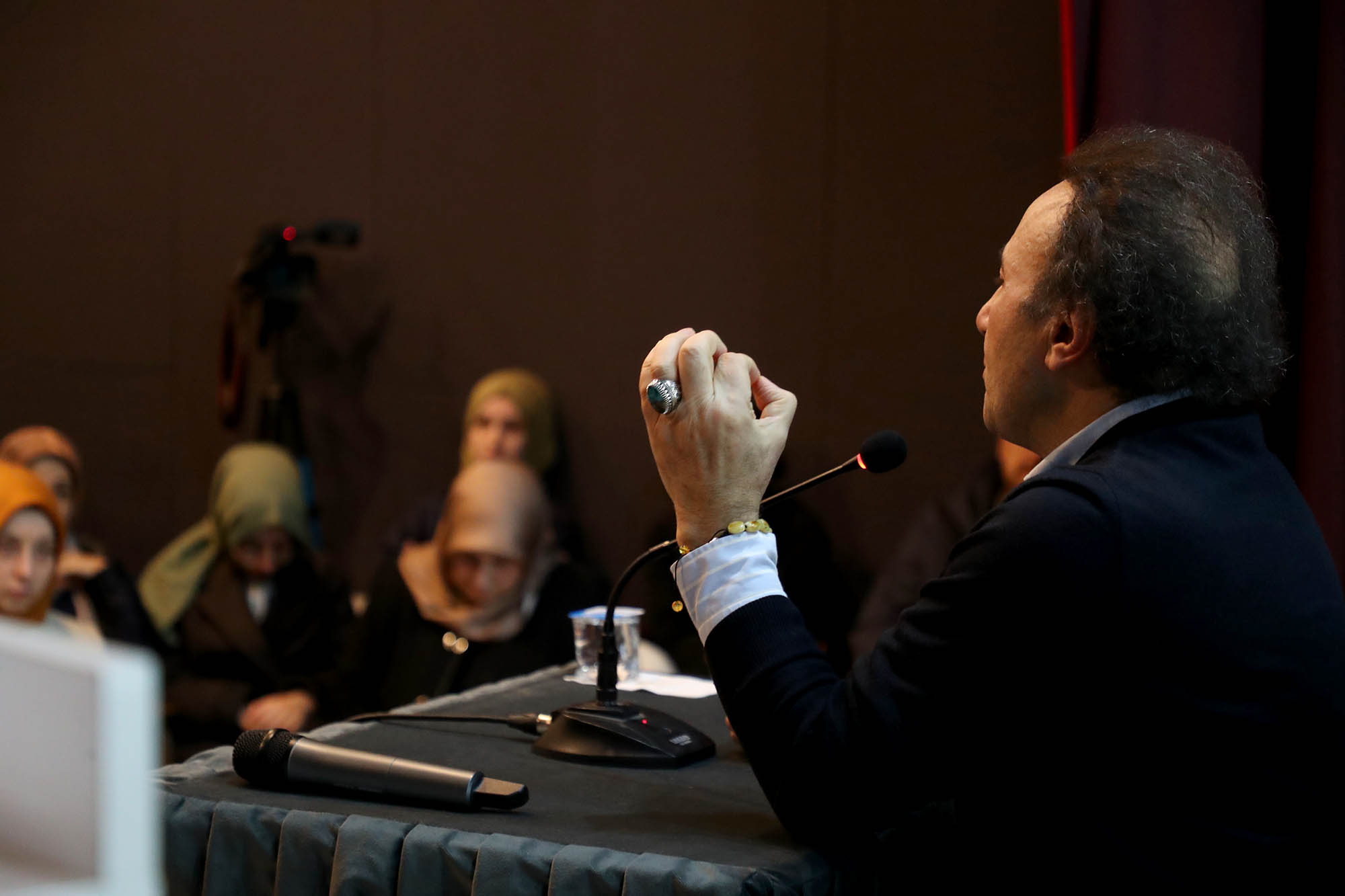 “Gerçek özgürlük, farkında olmadan kabullendiğimiz kalıpları sorgulamakla başlar”