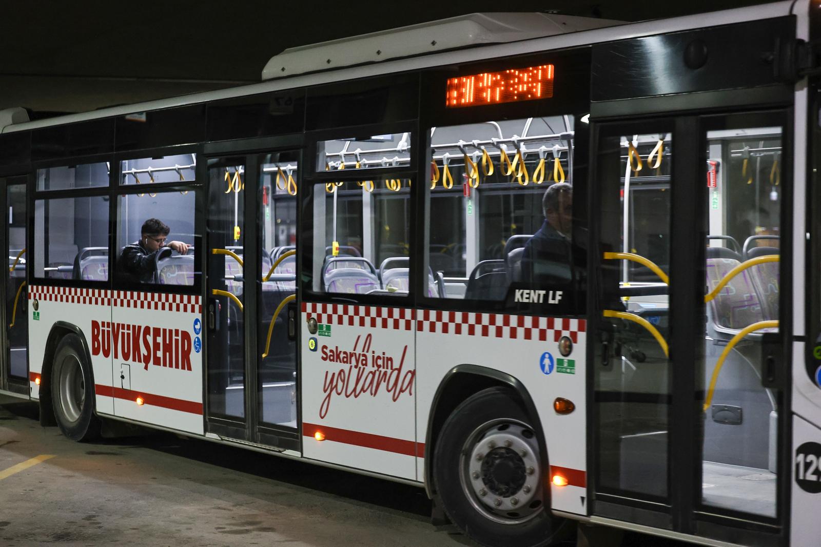 Sakarya’da beklenen gece seferleri başladı: 22 farklı lokasyona sabaha kadar aralıksız yolcu taşınıyor