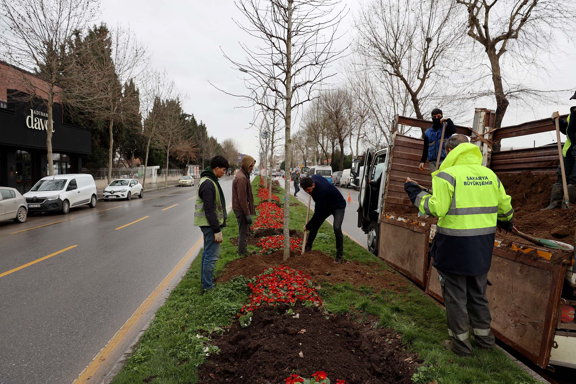 Büyükşehir’in ‘Yeşil Şehir’ vizyonu sahada: 3 ayda 2 bin 500 ağaç toprakla buluştu