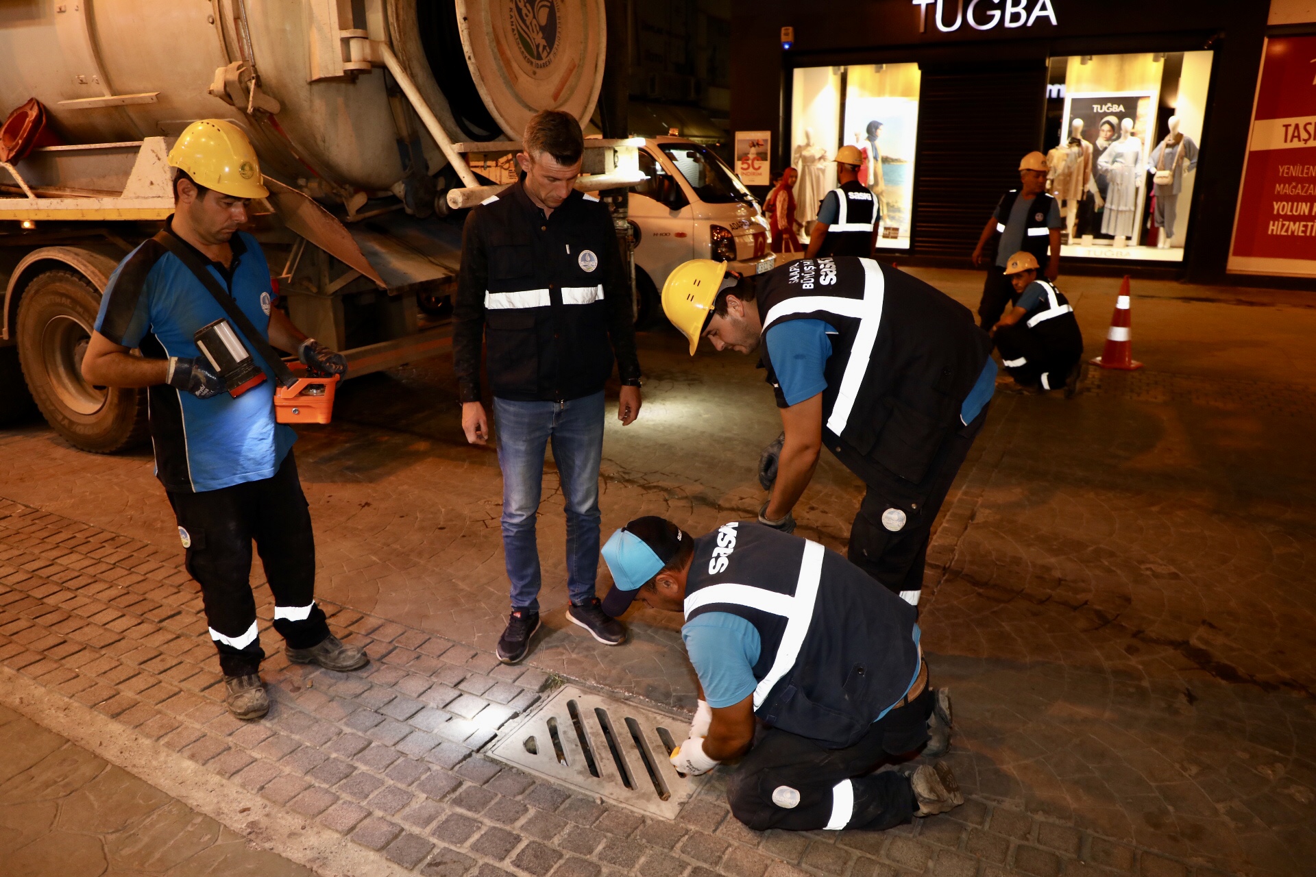 Büyükşehir'den gece mesaisi Çark Caddesi’nde hummalı çalışma