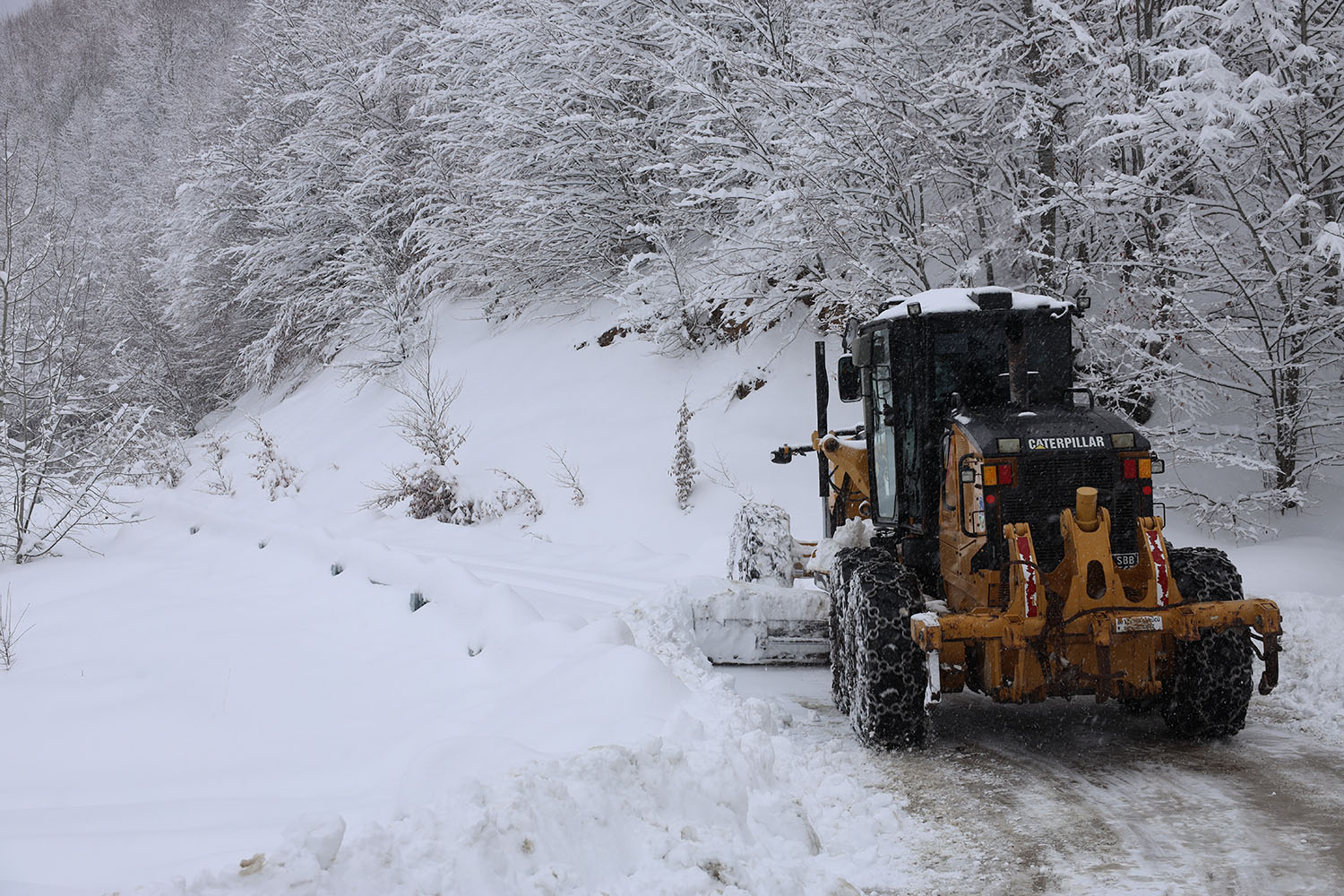 Büyükşehir 24 saat kar mesaisinde: 17 grup yolundan 10’u ulaşıma açıldı