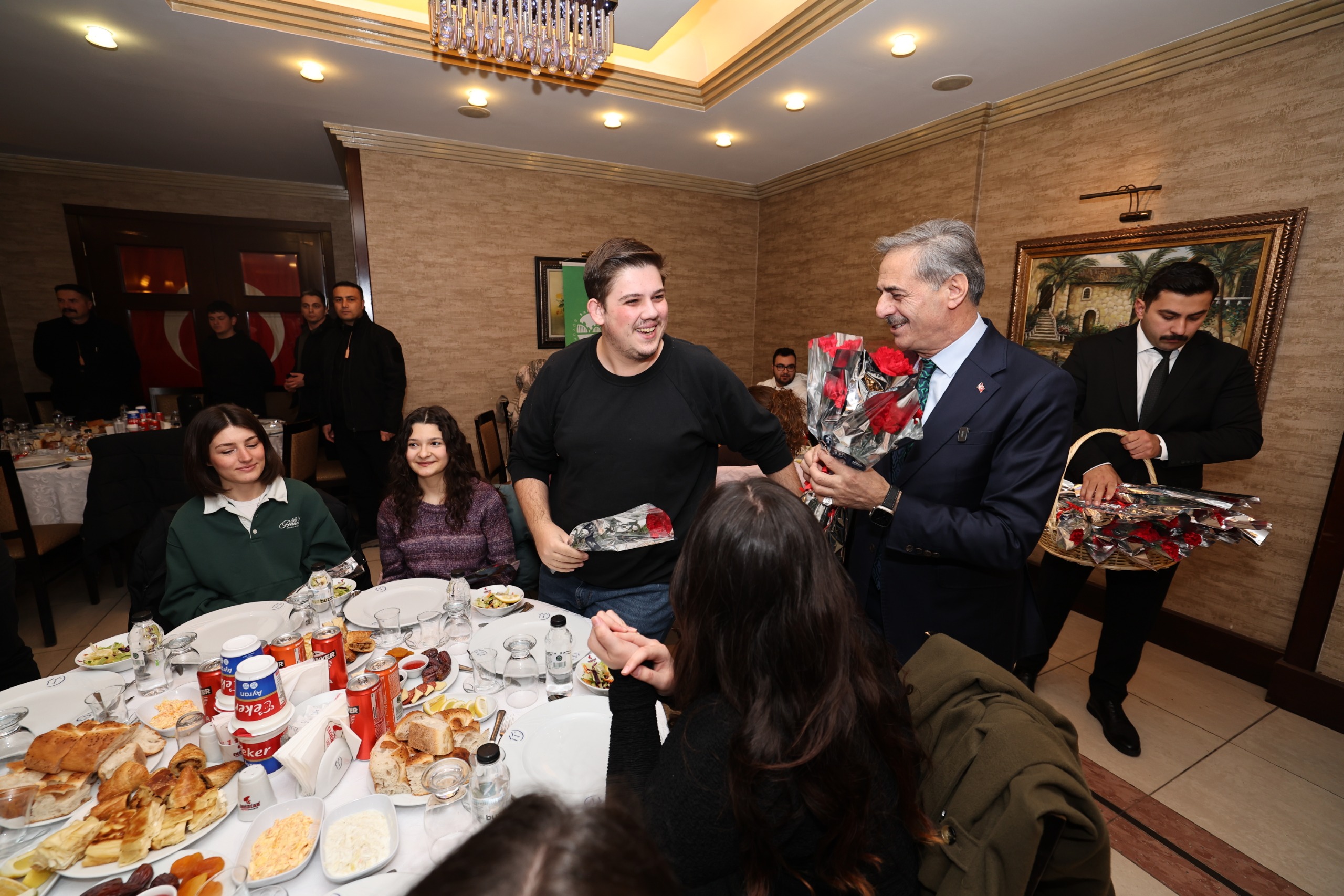 “Vefası ve fedakarlığıyla sağlık camiası her övgüyü fazlasıyla hak ediyor”