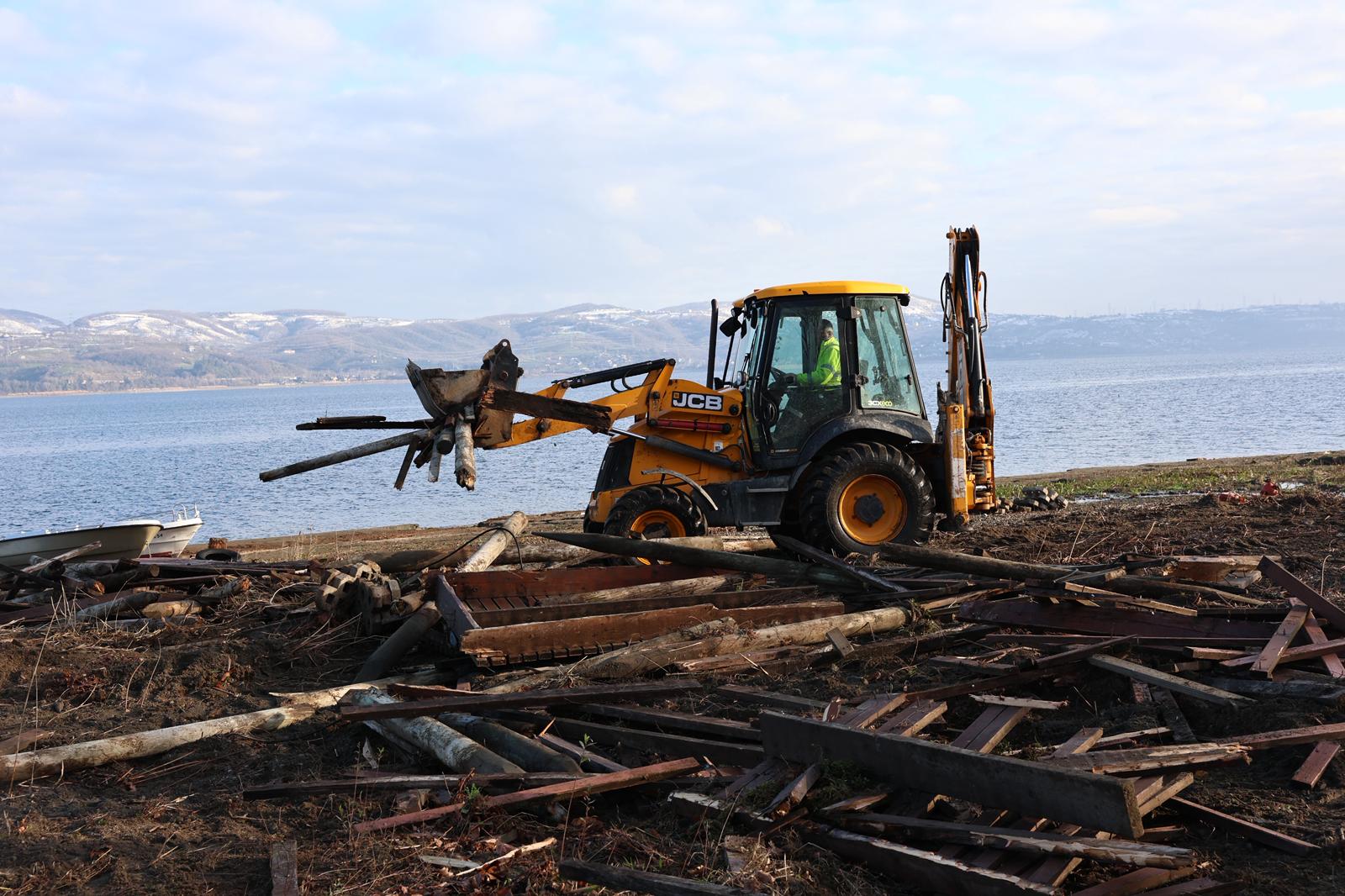 Sapanca Gölü kıyılarındaki kaçak yapılar kaldırılıyor